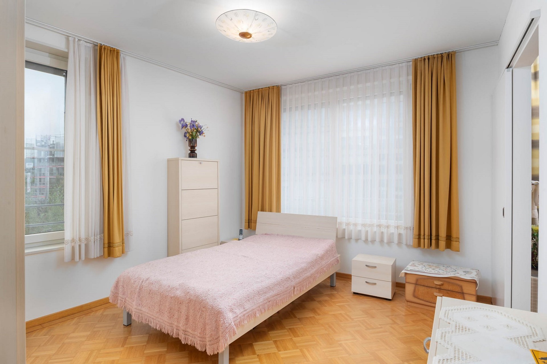 Helles Schlafzimmer mit Doppelbett