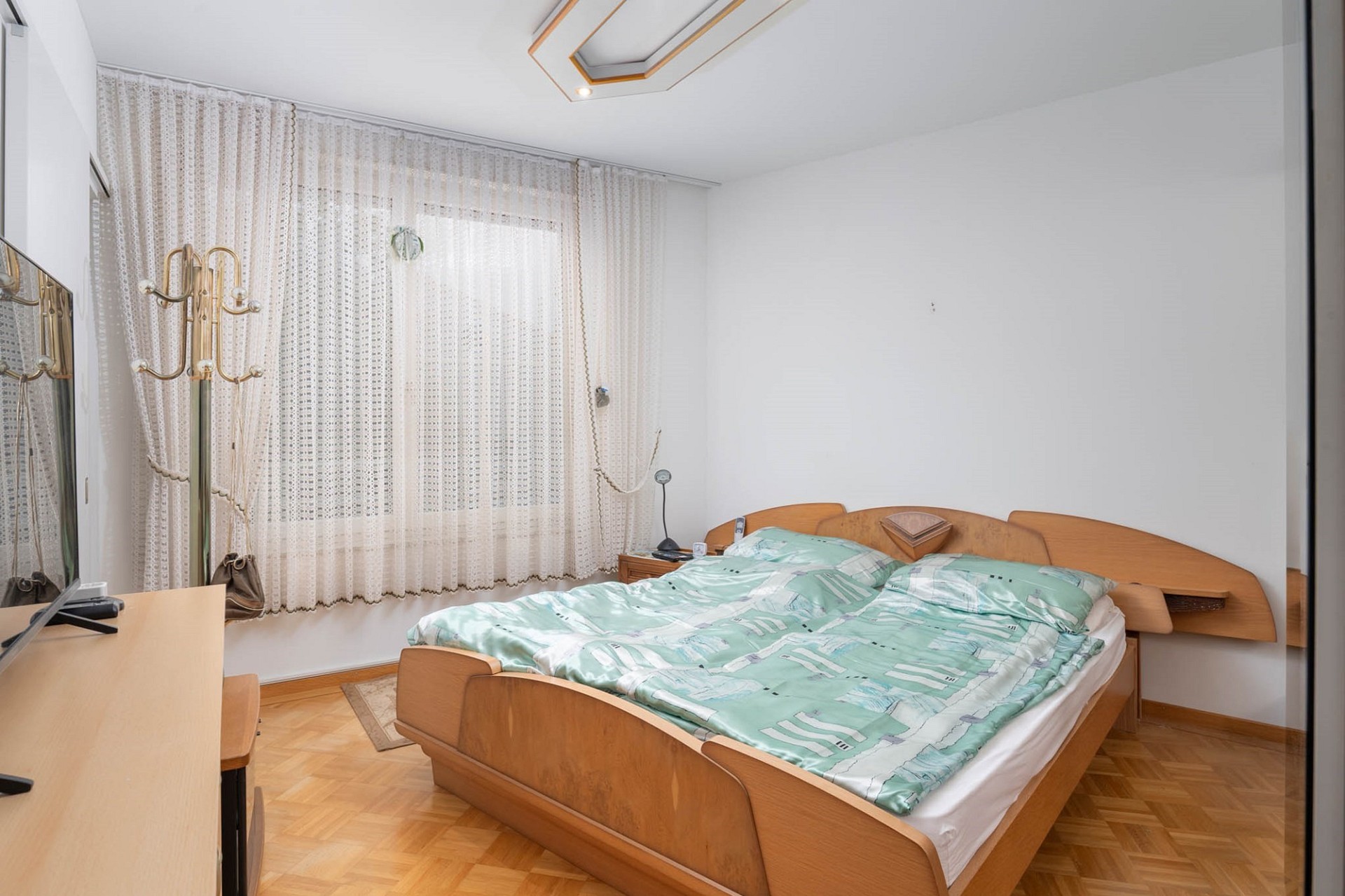 Schlichtes Schlafzimmer mit Doppelbett
