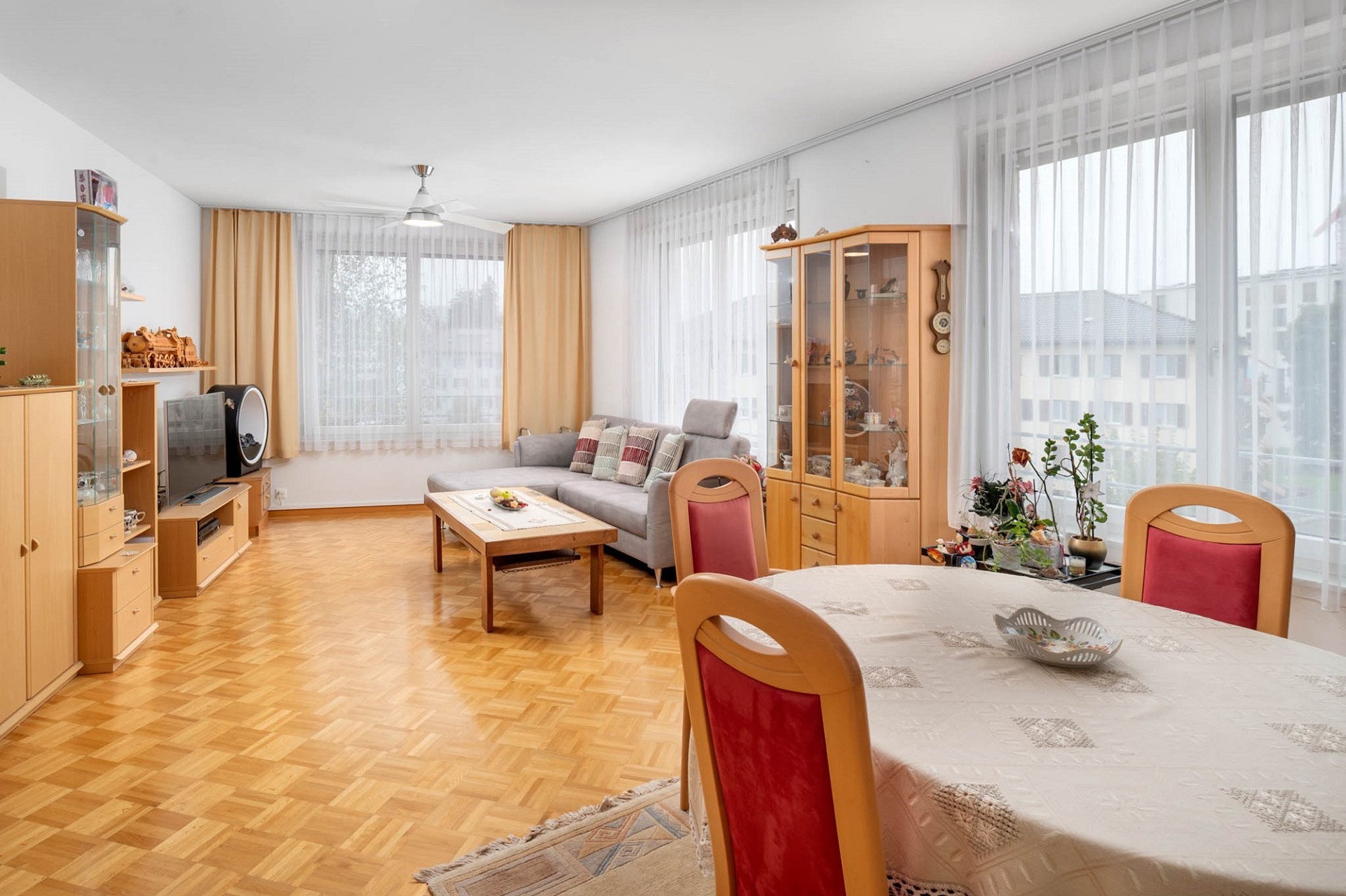 Helles Wohn-Esszimmer mit großen Fenstern