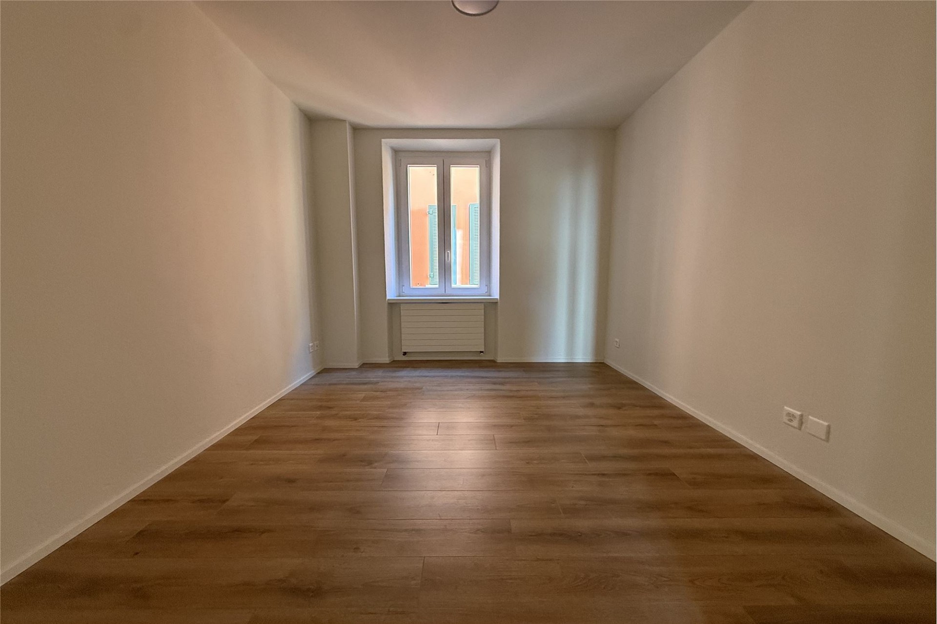 Leerer, renovierter Innenraum mit Fenster