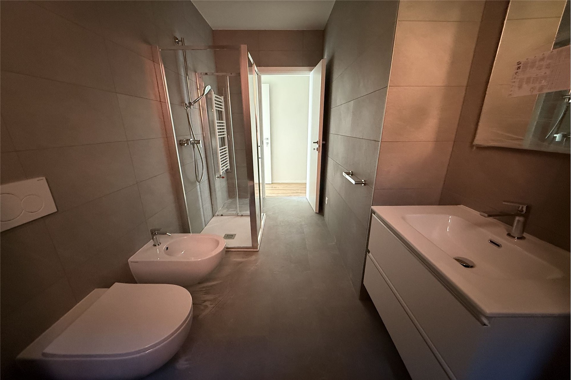 Modernes Badezimmer mit bodengleicher Dusche