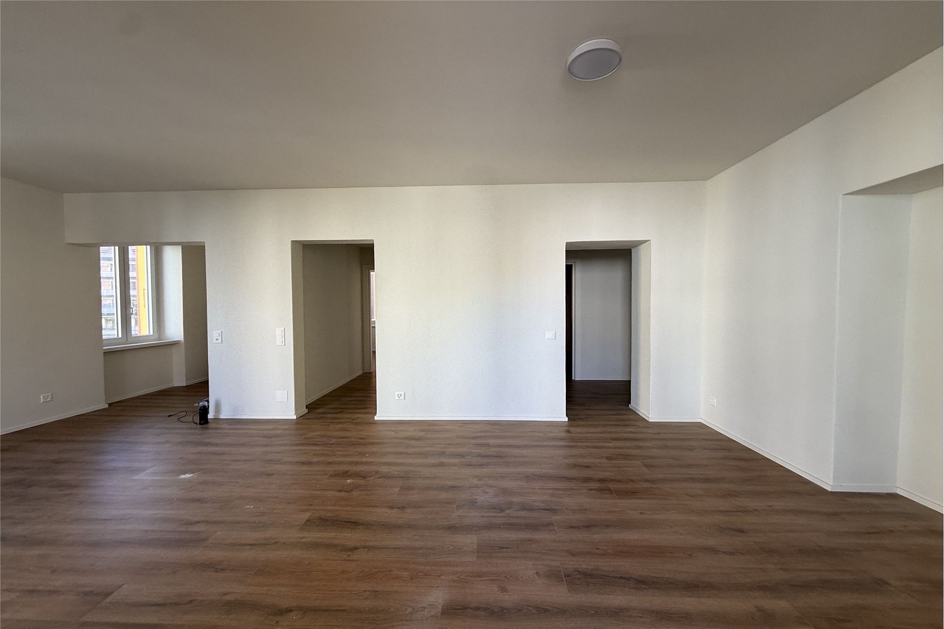 Leerer Wohnraum mit Holzboden
