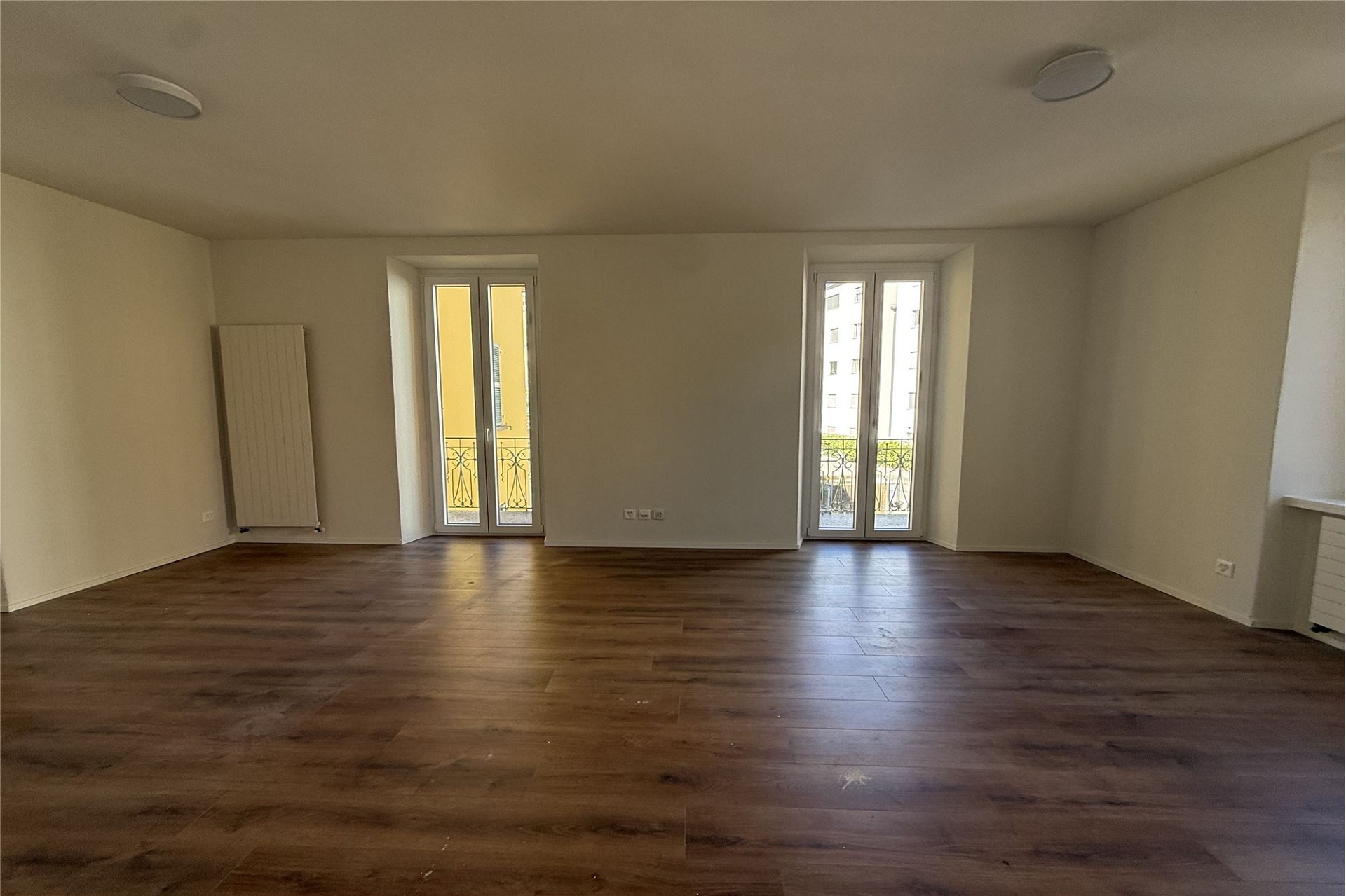 Leeres Wohnzimmer mit Holzboden
