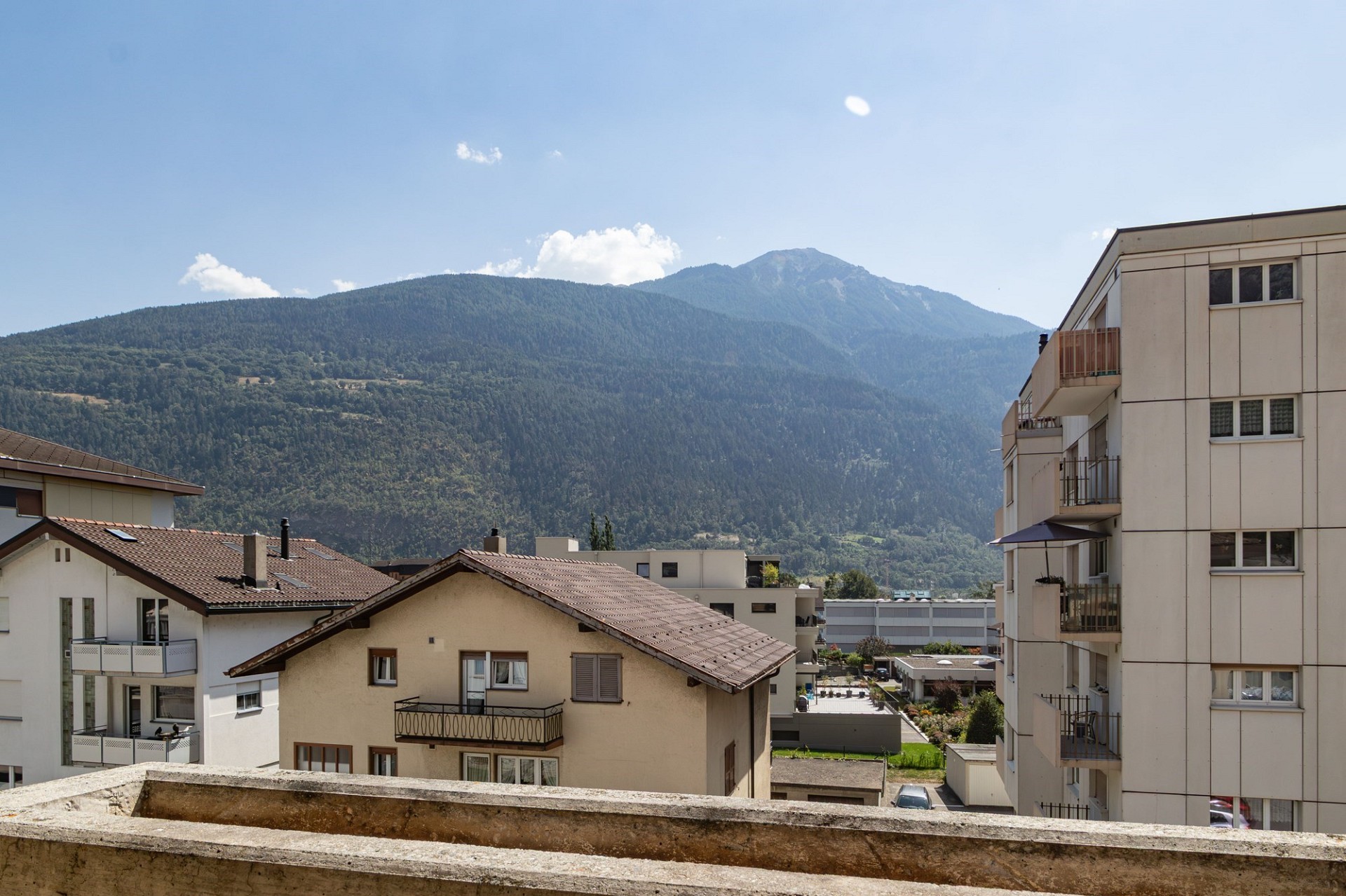 Bergblick von einem Balkon aus