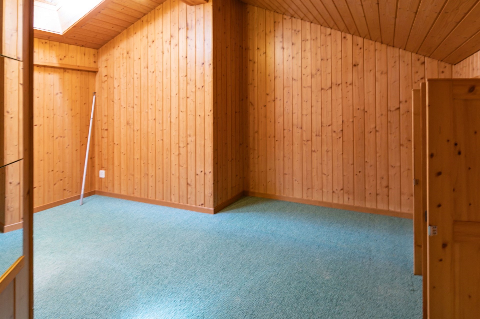 Holzgetäfelter, leerer Raum mit Teppichboden
