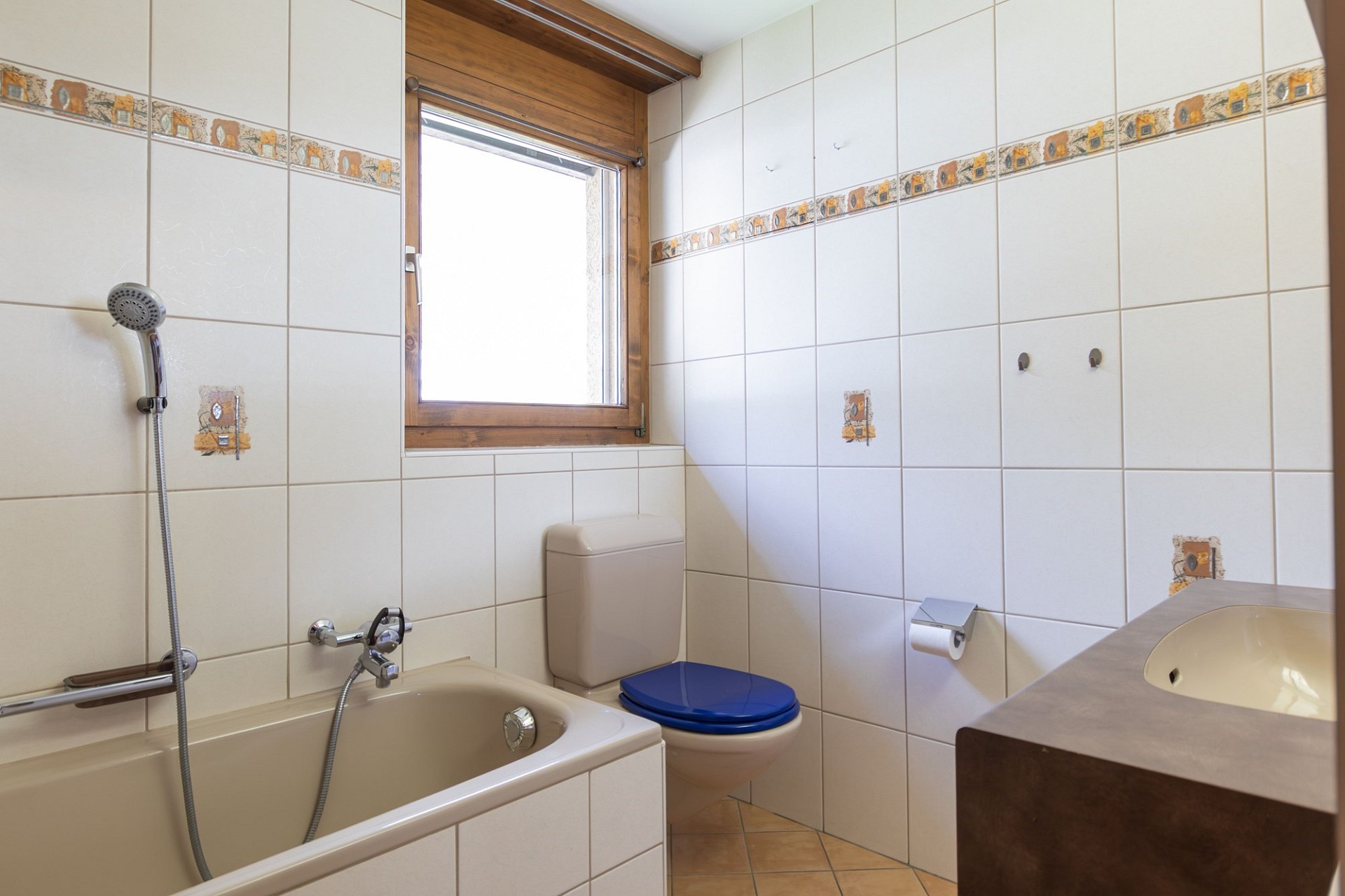 Kleines Badezimmer mit Badewanne und WC