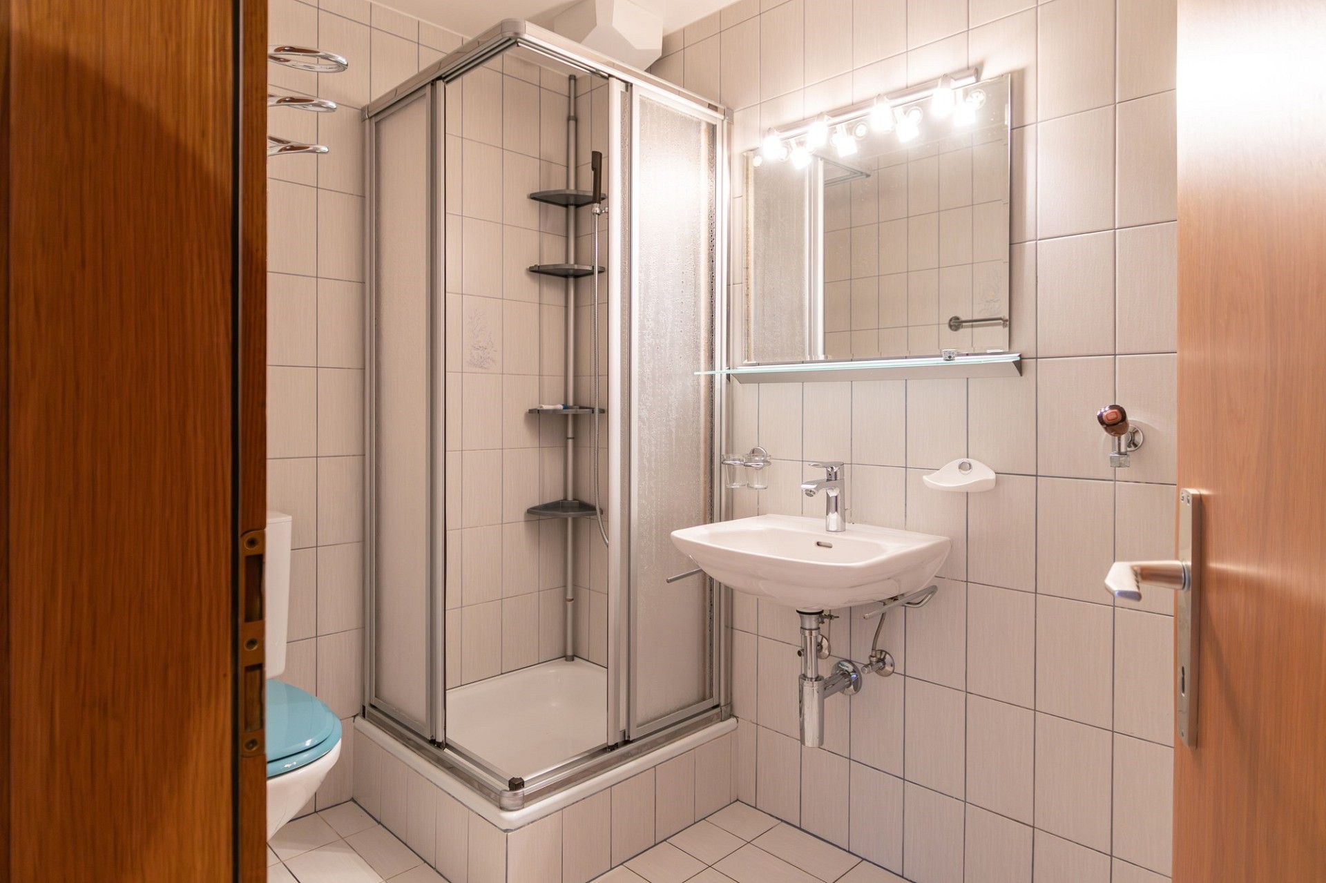 Modernes kleines Badezimmer mit Dusche und Waschbecken