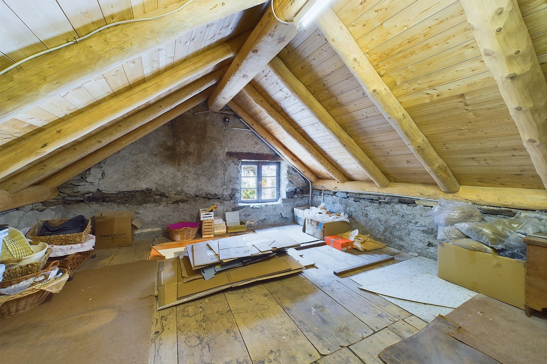 Unausgebauter Dachboden mit sichtbarem Holztragwerk