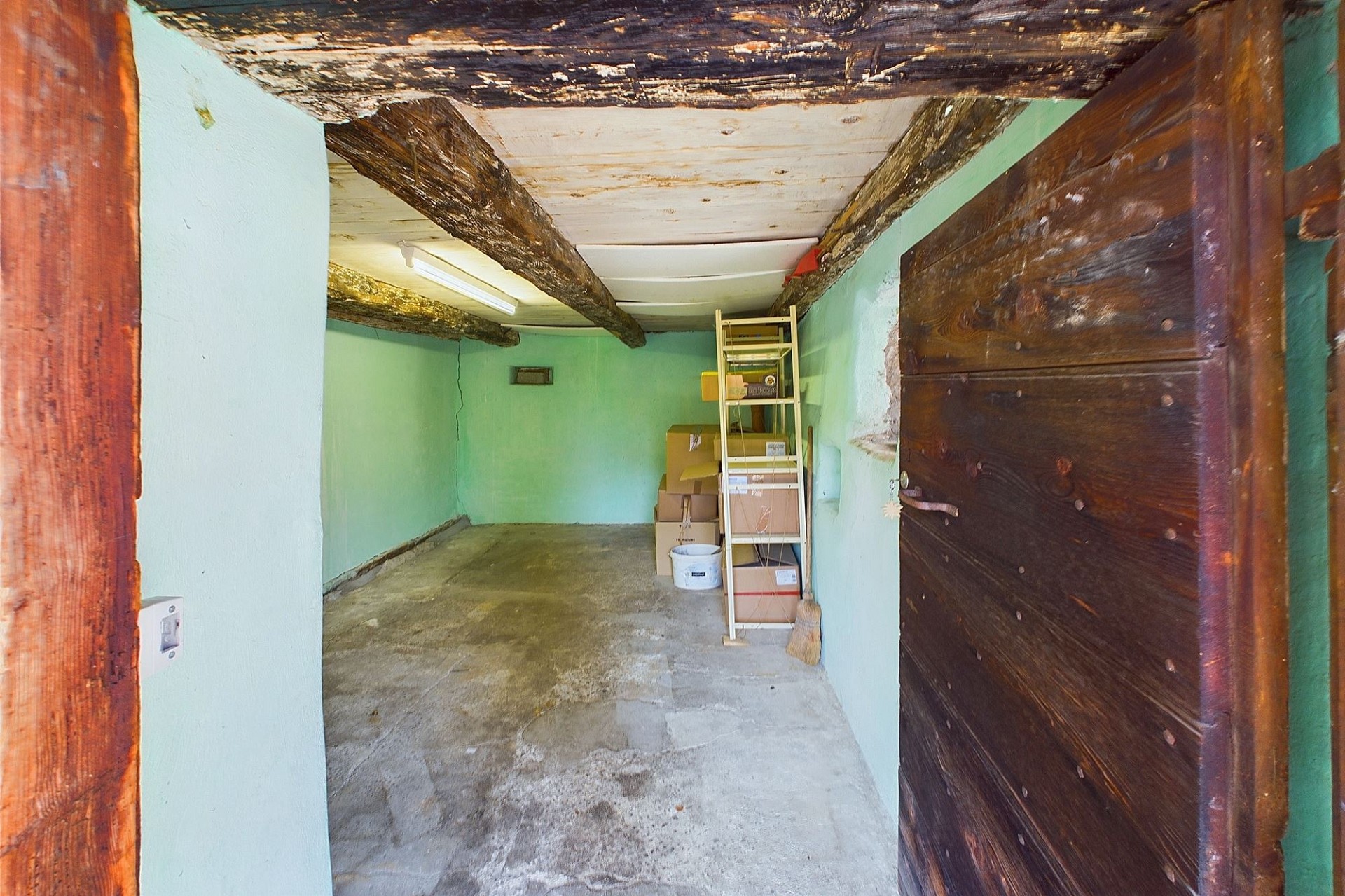 Rustikaler Kellerraum mit sichtbaren Holzbalken
