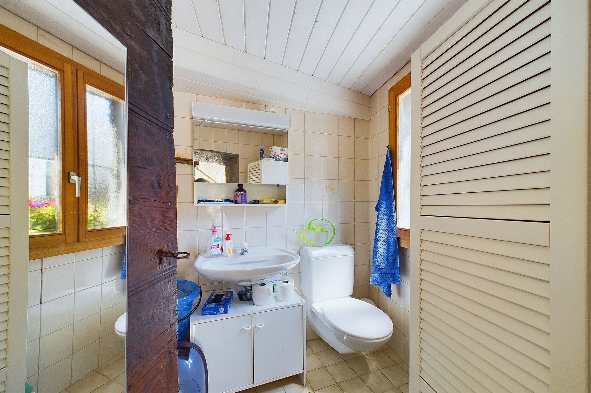 Kleines Bad mit WC und Waschbecken