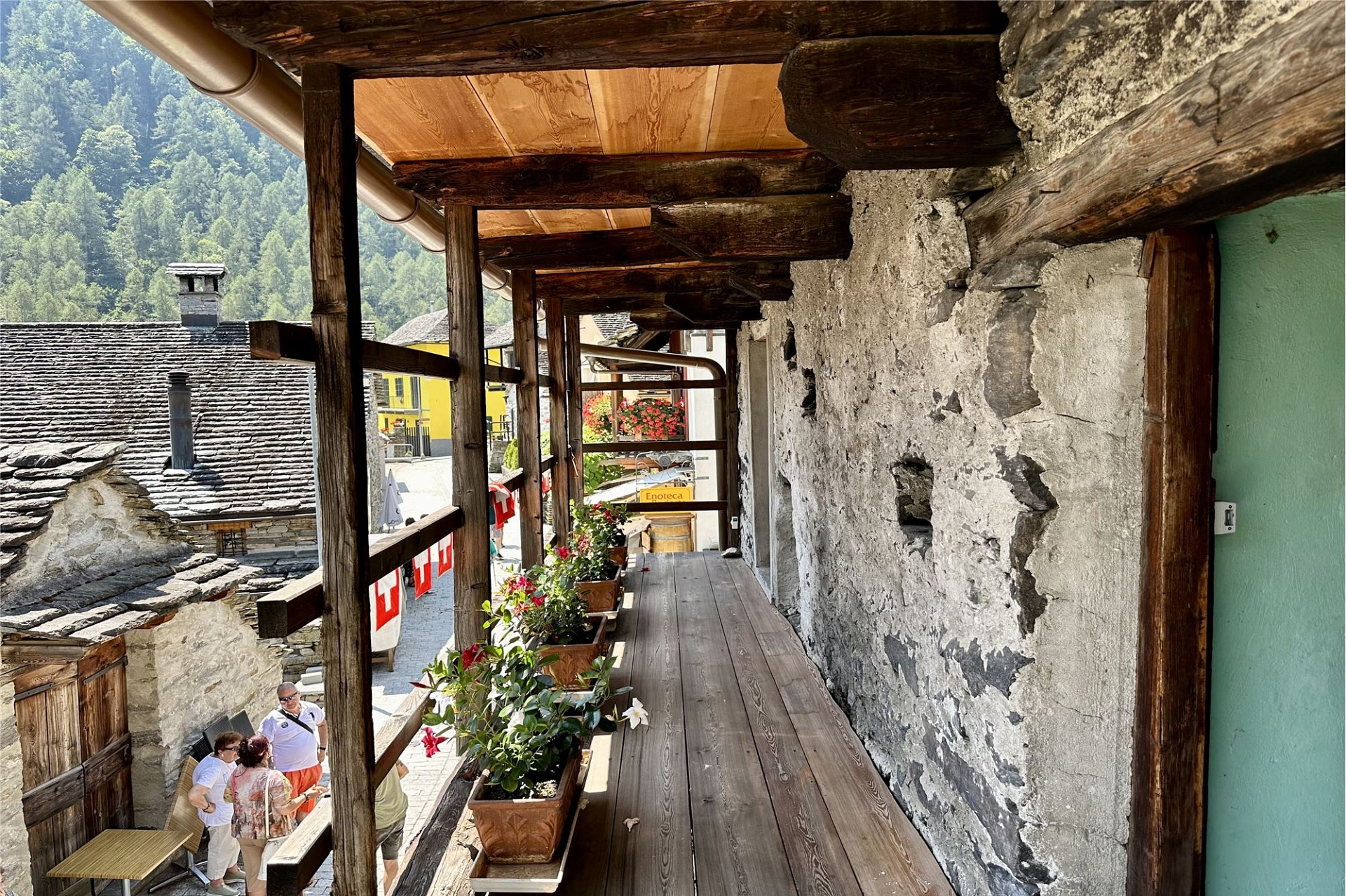 Alpiner Balkon mit rustikalem Laubengang