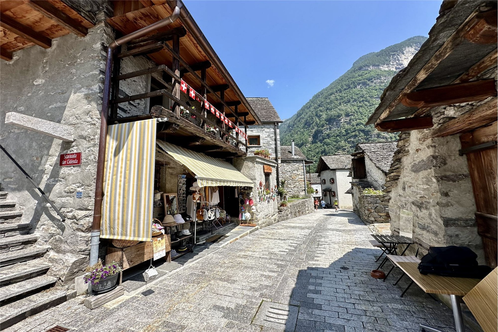 Historische Gasse mit Steinbauten in Bergdorf