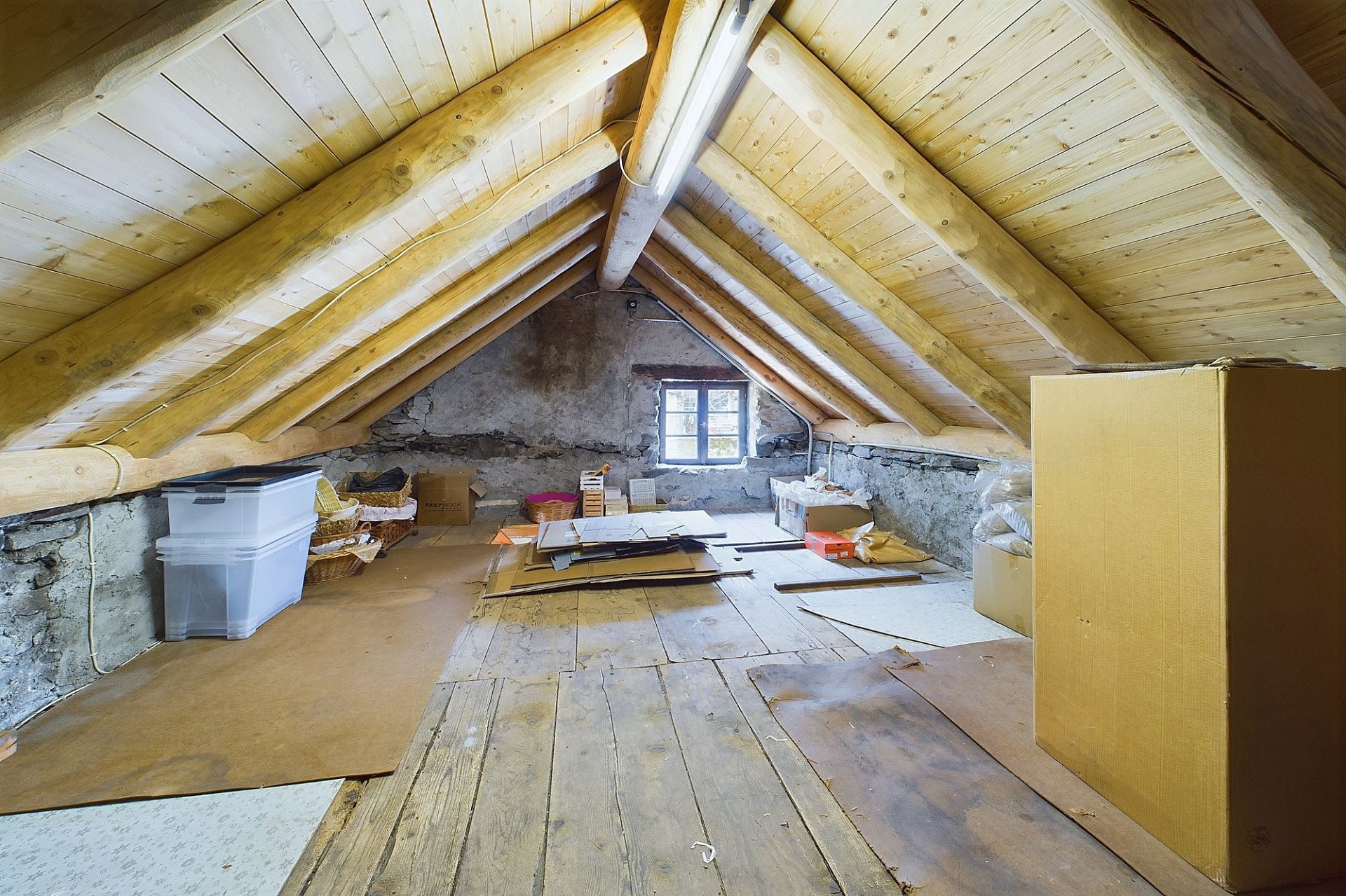 Dachboden mit sichtbaren Holzbalken