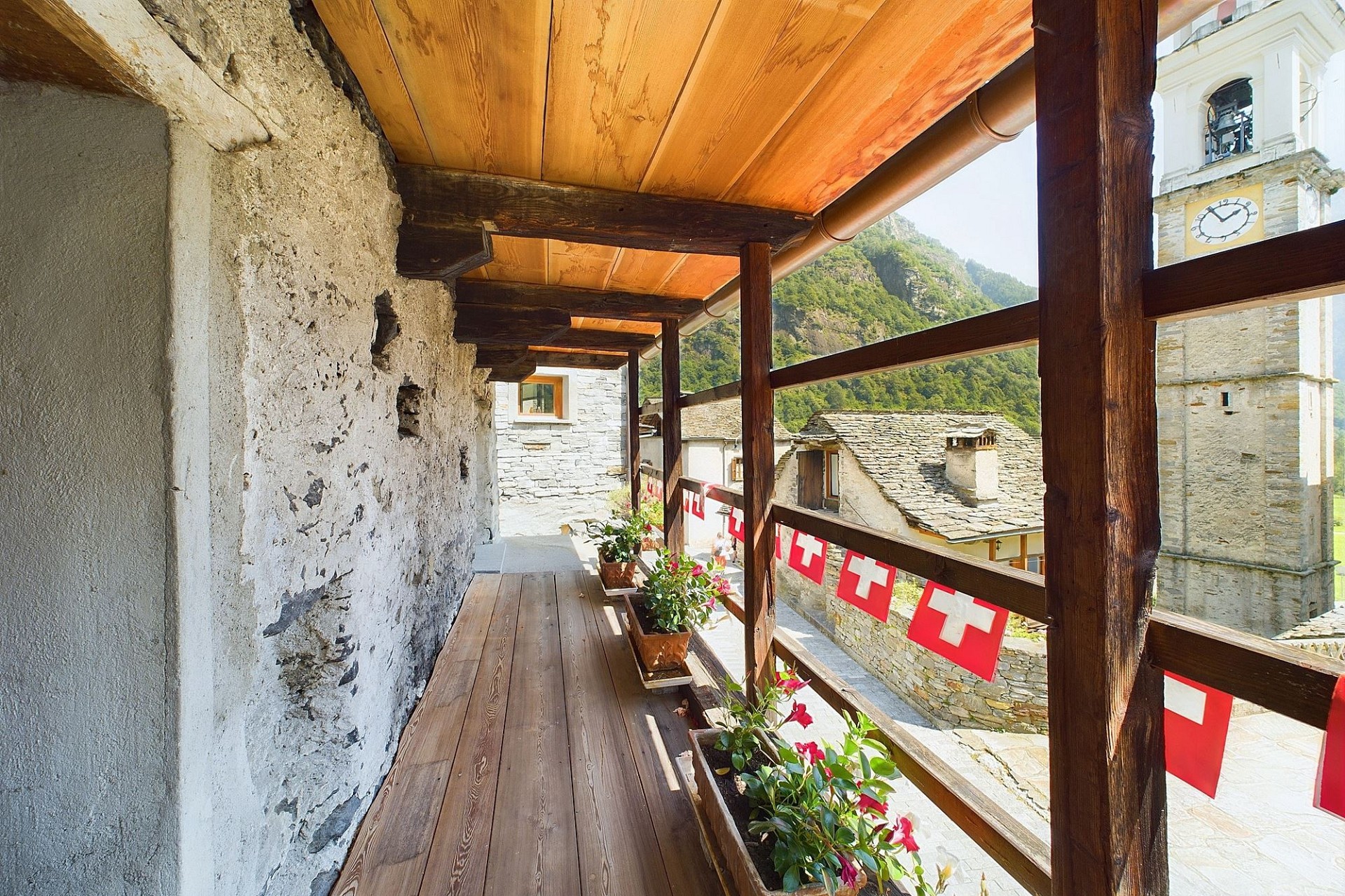 Balkon mit Bergblick und Kirche