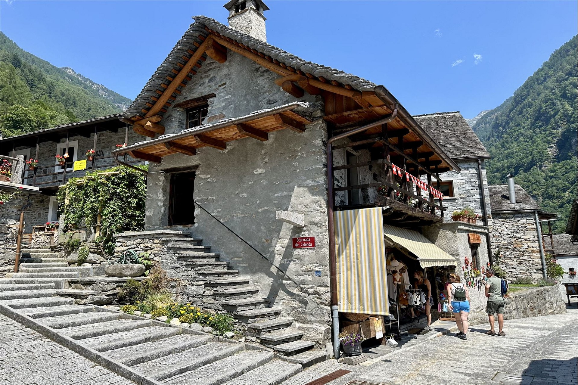 Historisches Steinhaus im Bergdorf