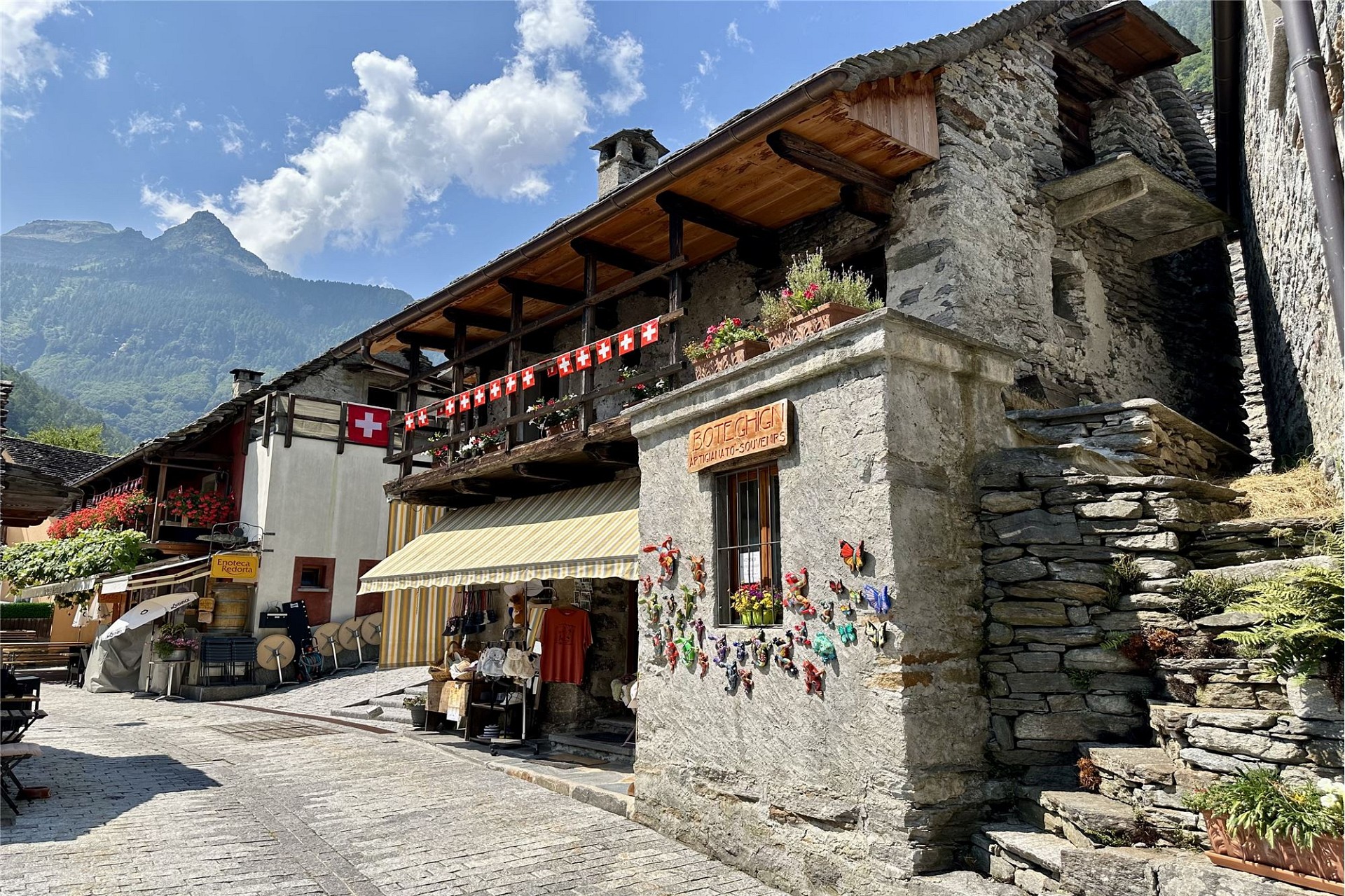 Alpine Steinbau mit Balkon und Souvenirshop