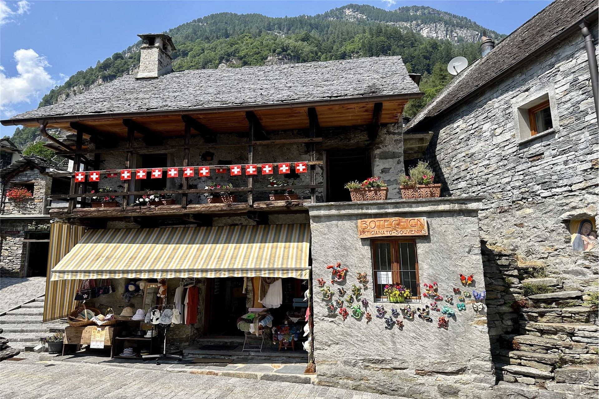 Historisches Steinhaus mit Souvenirgeschäft