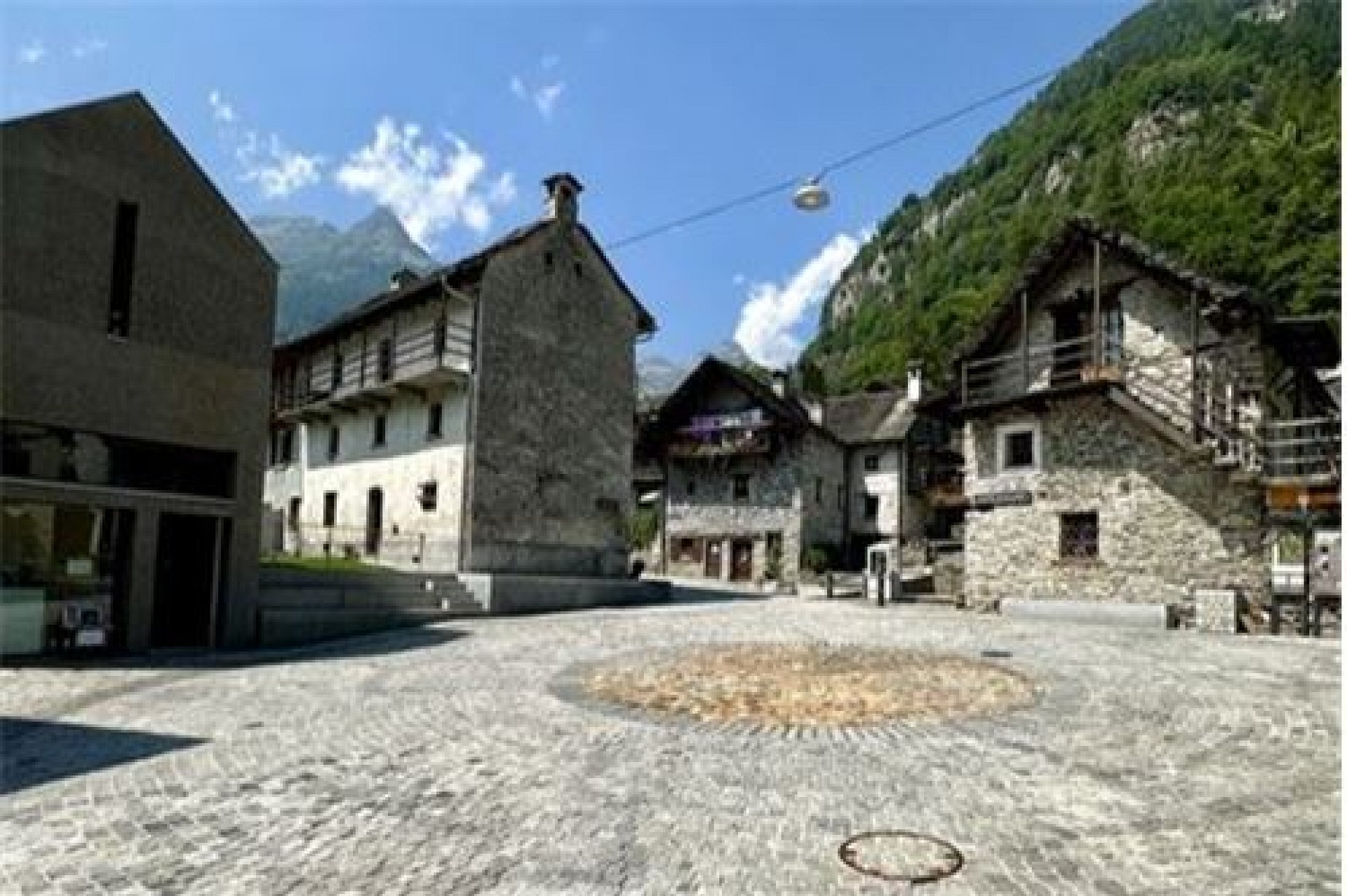 Dorfplatz in alpiner Umgebung
