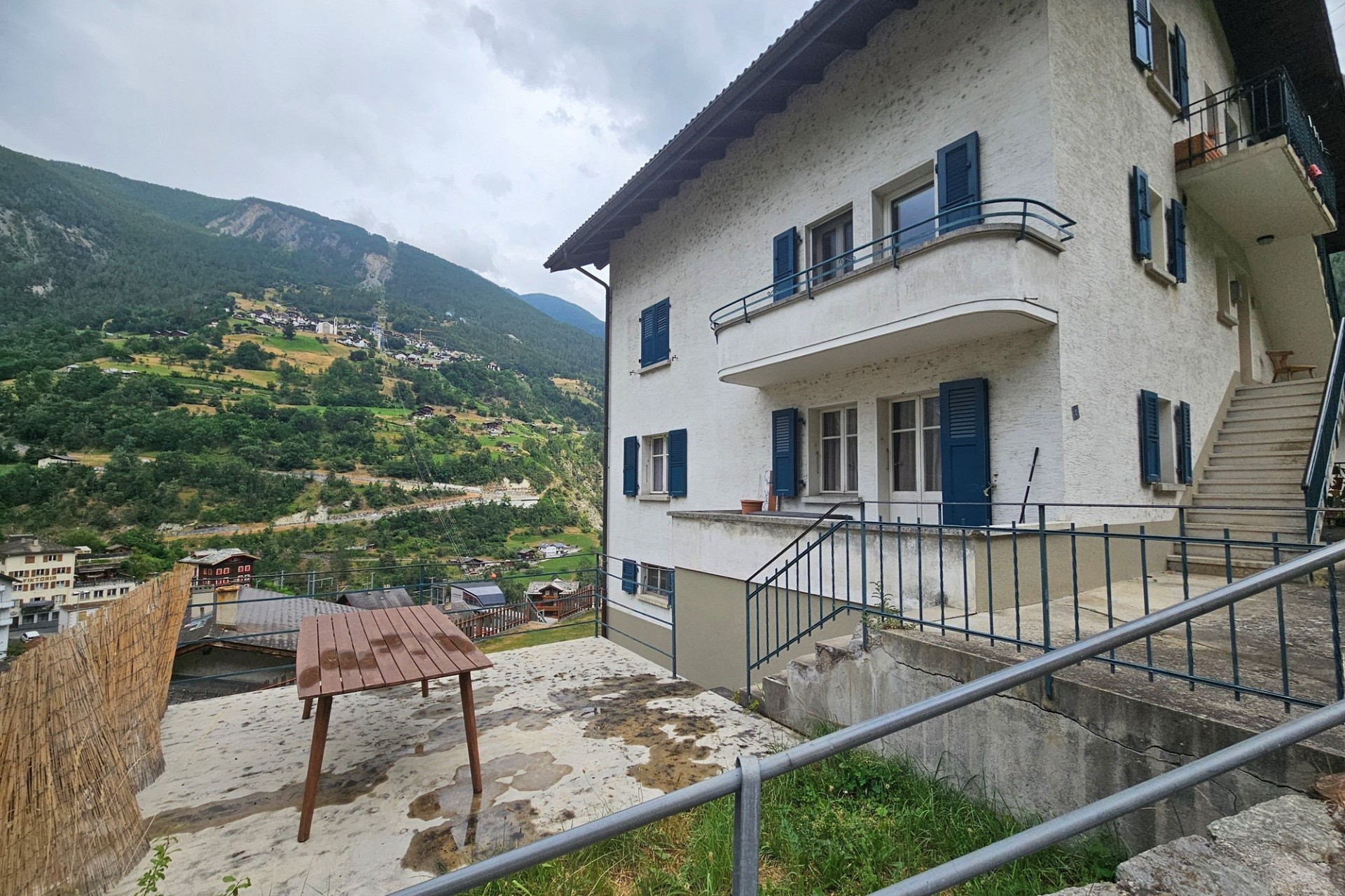 Balkon und Alpenblick an einem Wohnhaus