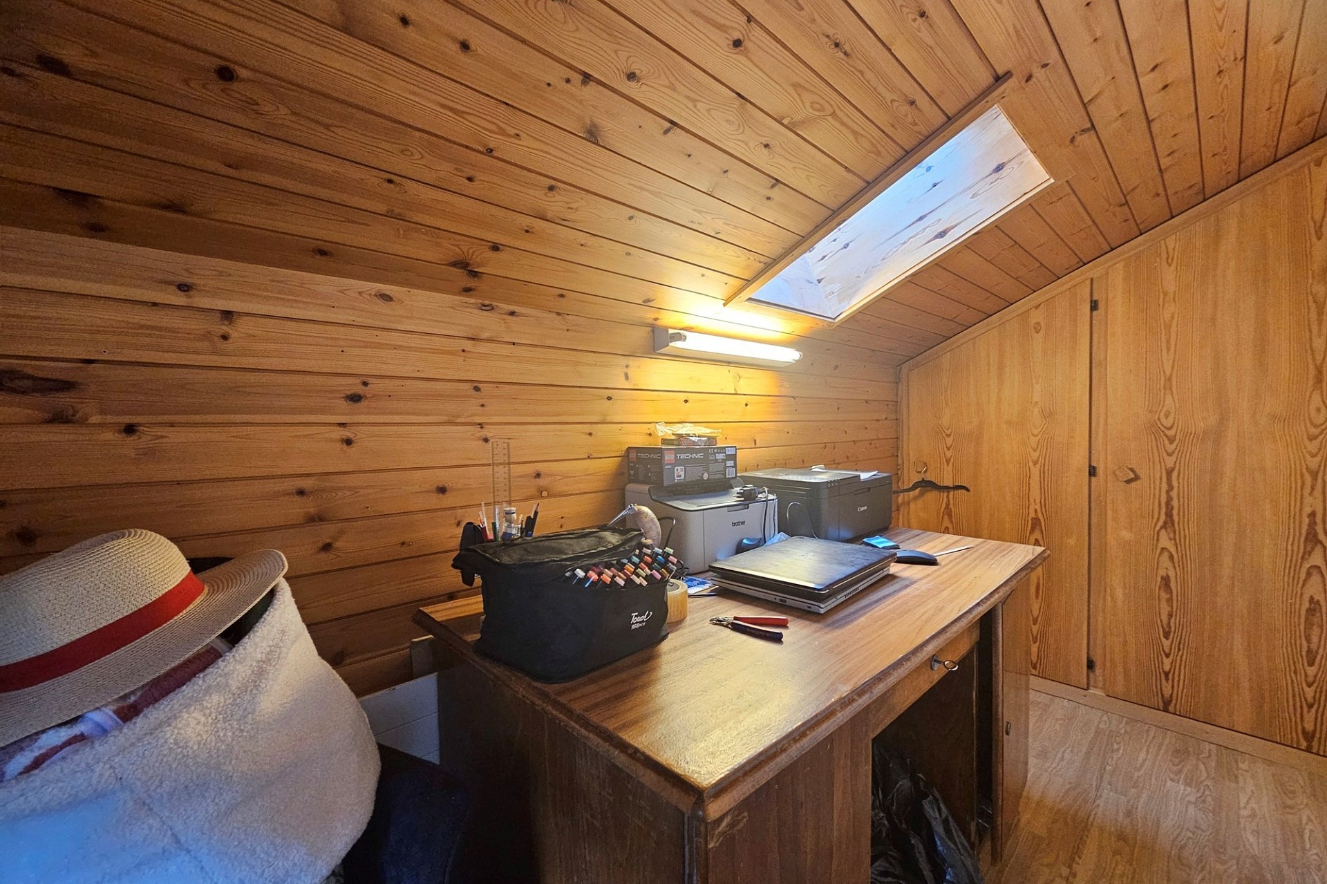 Holzverkleideter Dachraum mit Arbeitsbereich