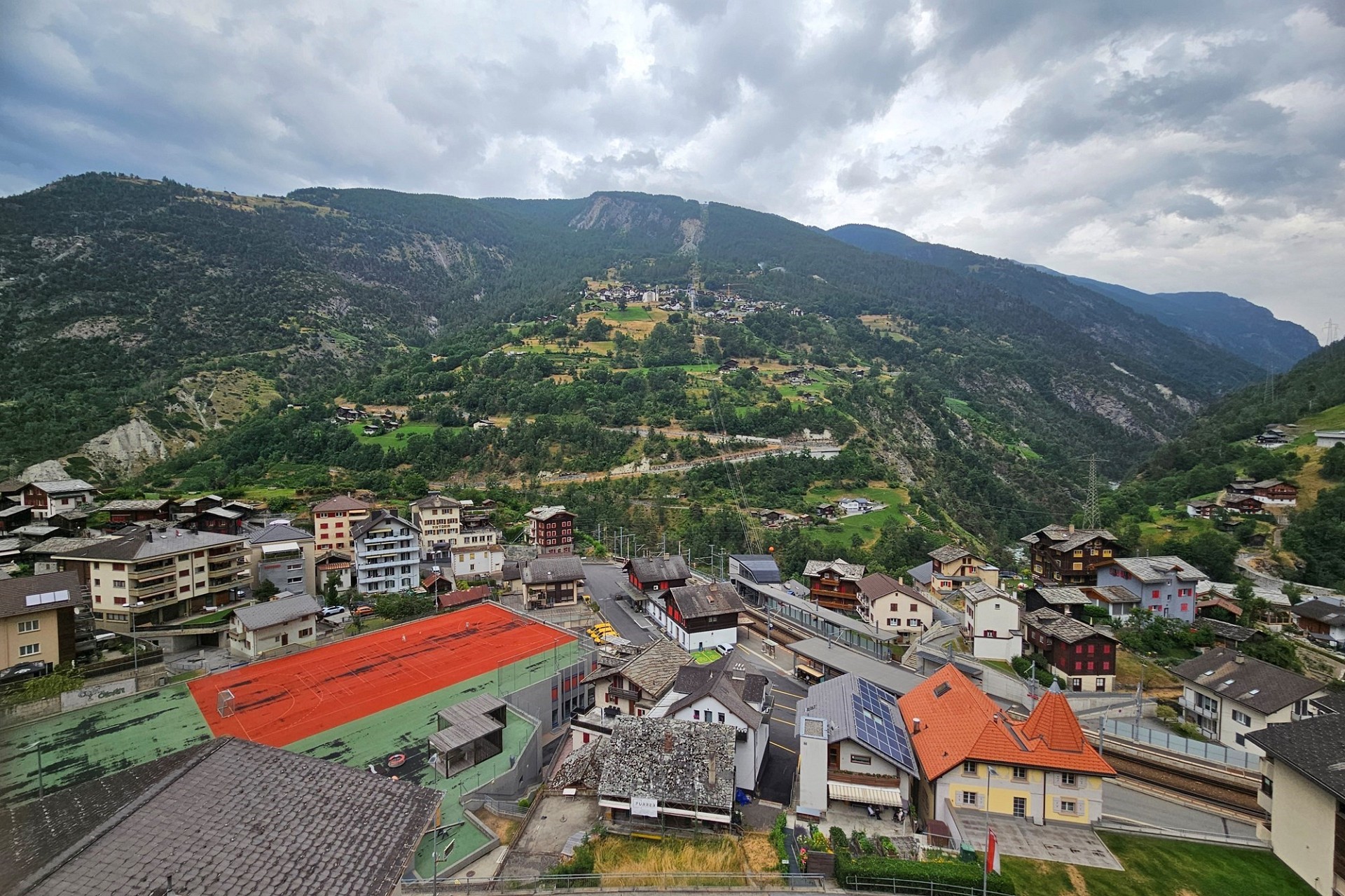 Alpines Dorfpanorama mit Talblick