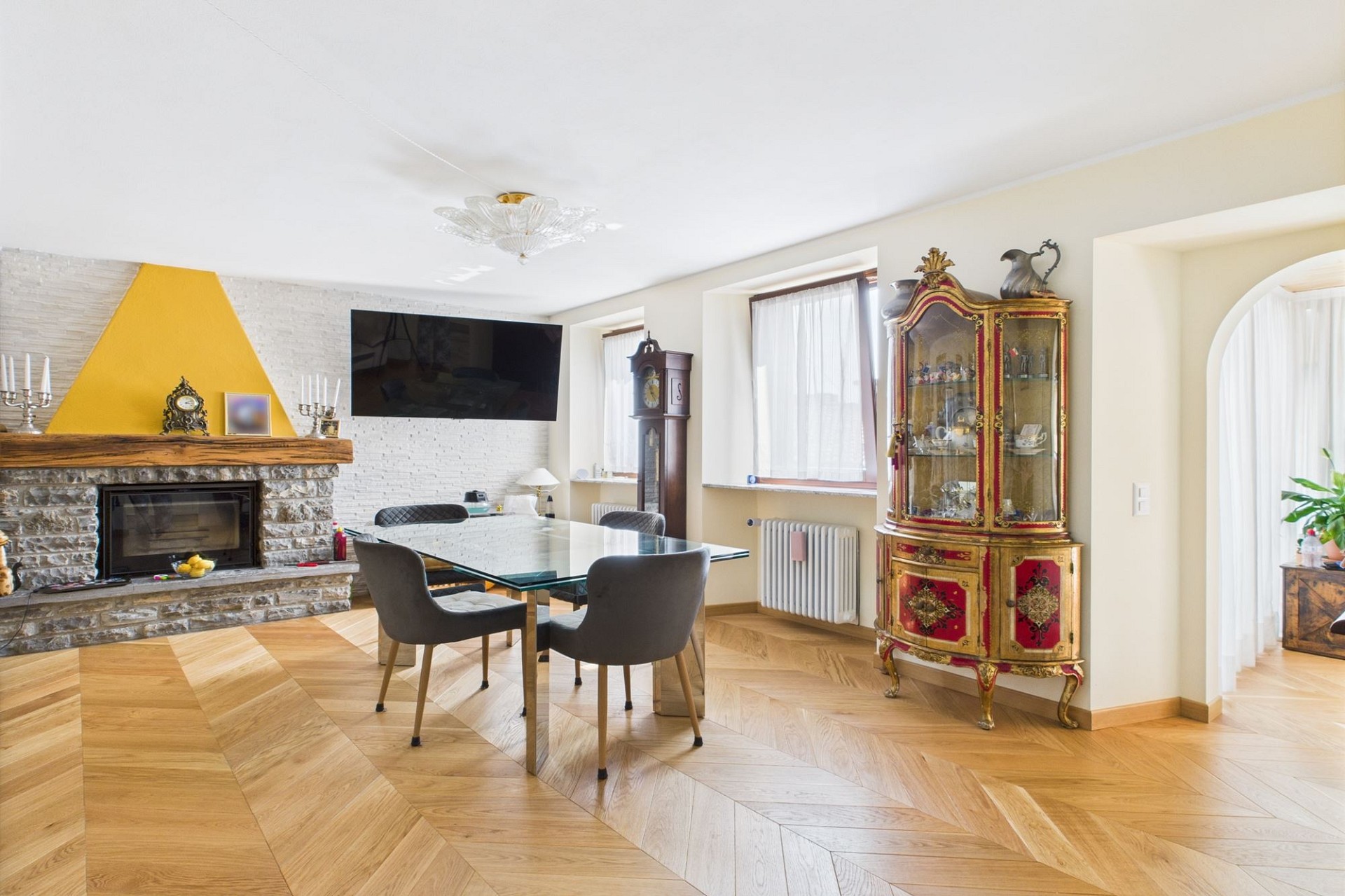 Elegantes Wohn-Esszimmer mit Kamin und Vitrinenschrank