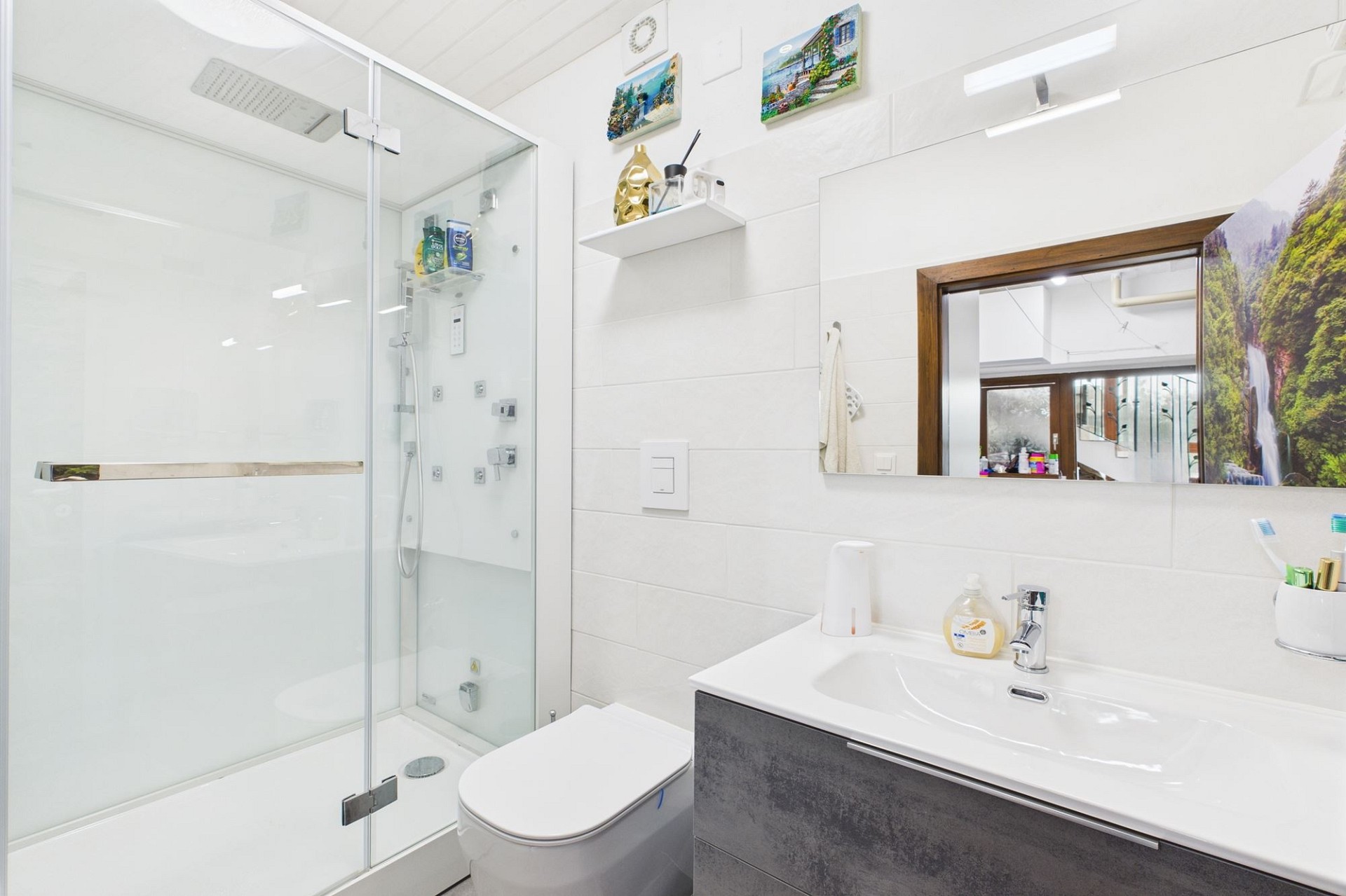 Modernes Badezimmer mit Glasdusche und Waschtisch