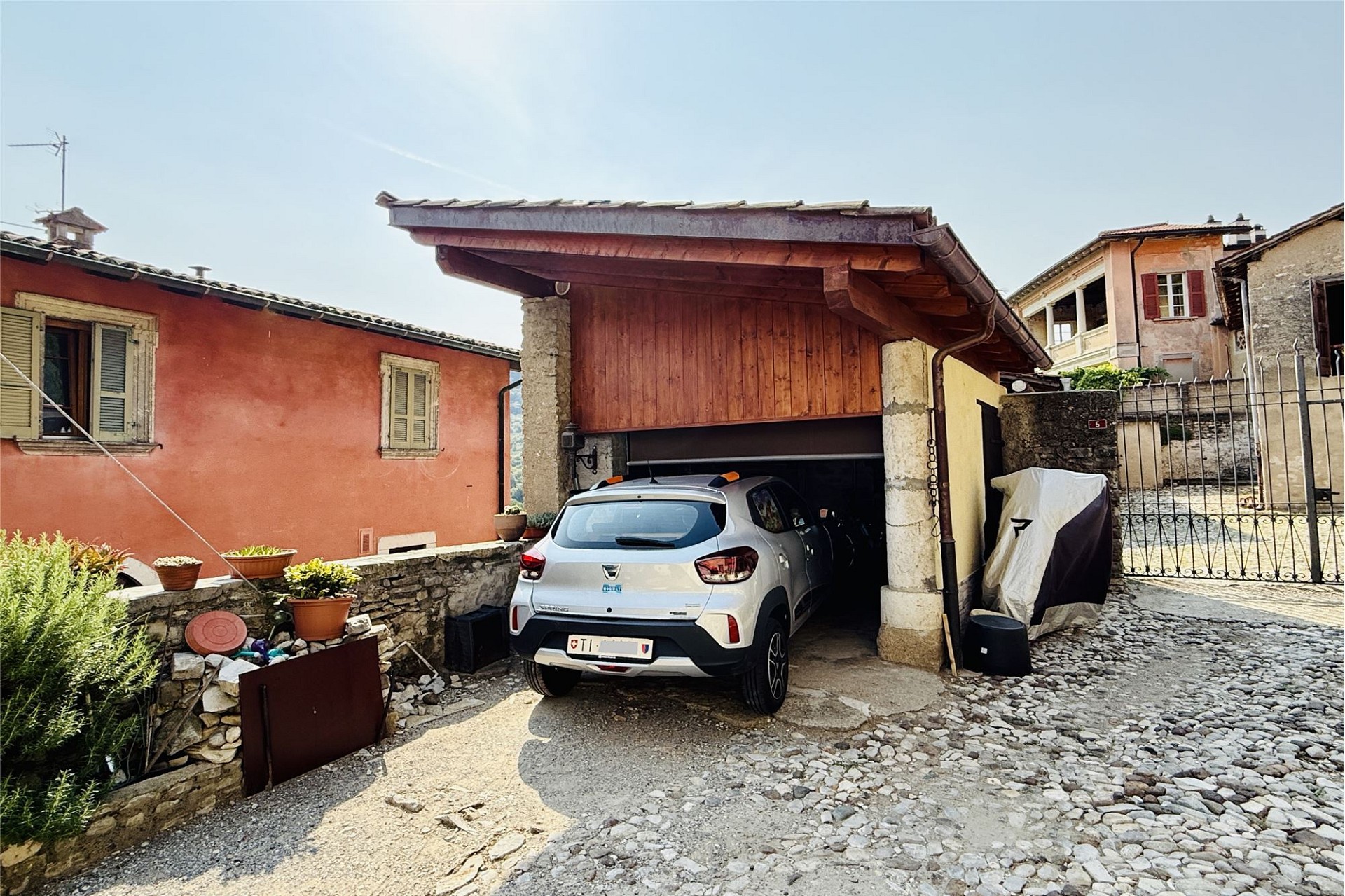 Carport vor mediterranem Wohnhaus
