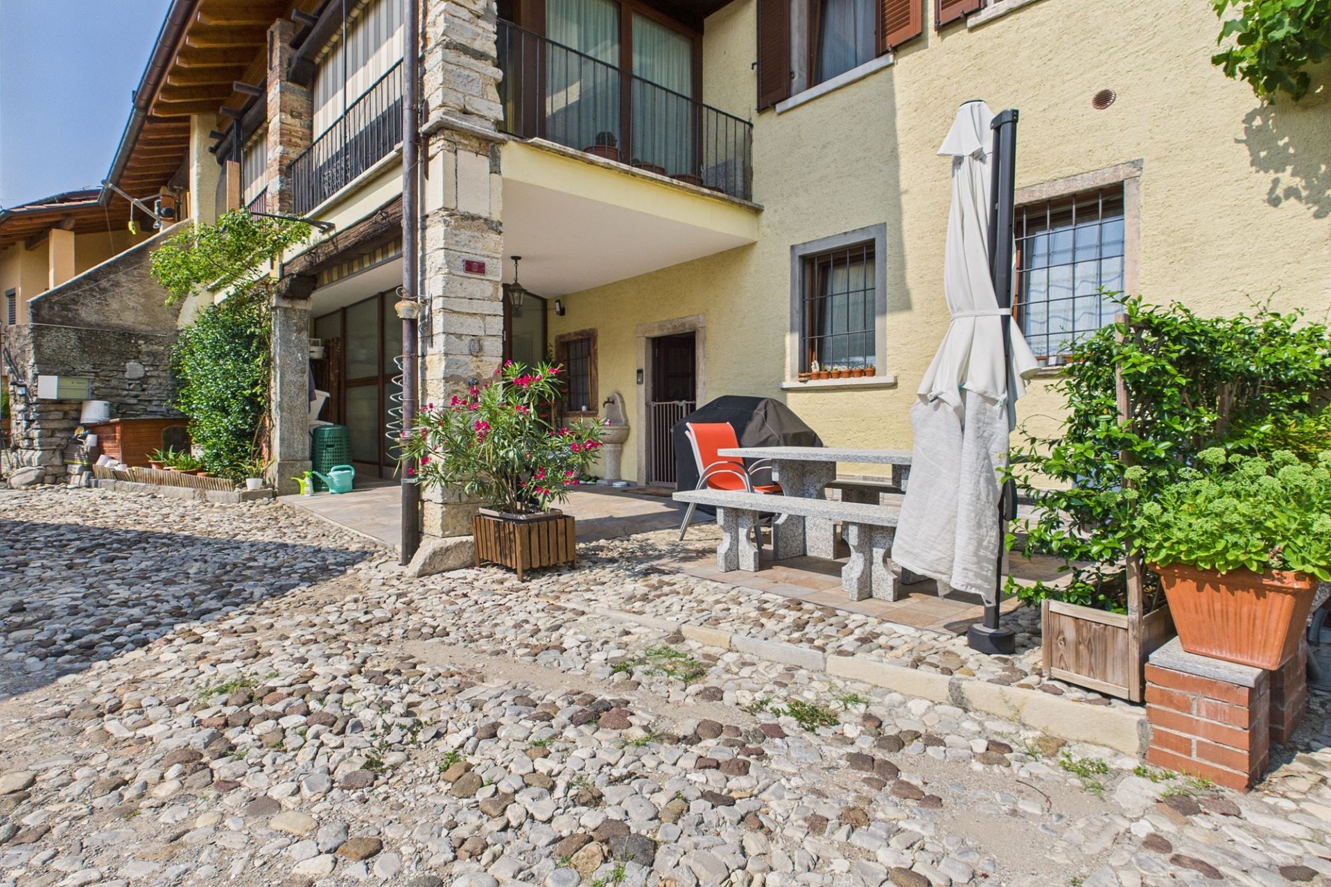 Außenansicht eines mediterranen Hauses mit Innenhof