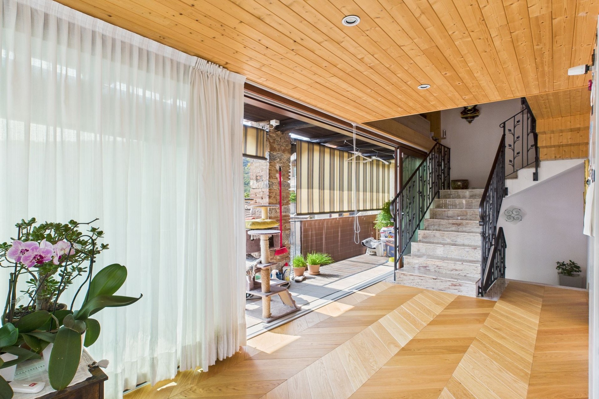 Heller Wohnbereich mit Treppe und Terrasse
