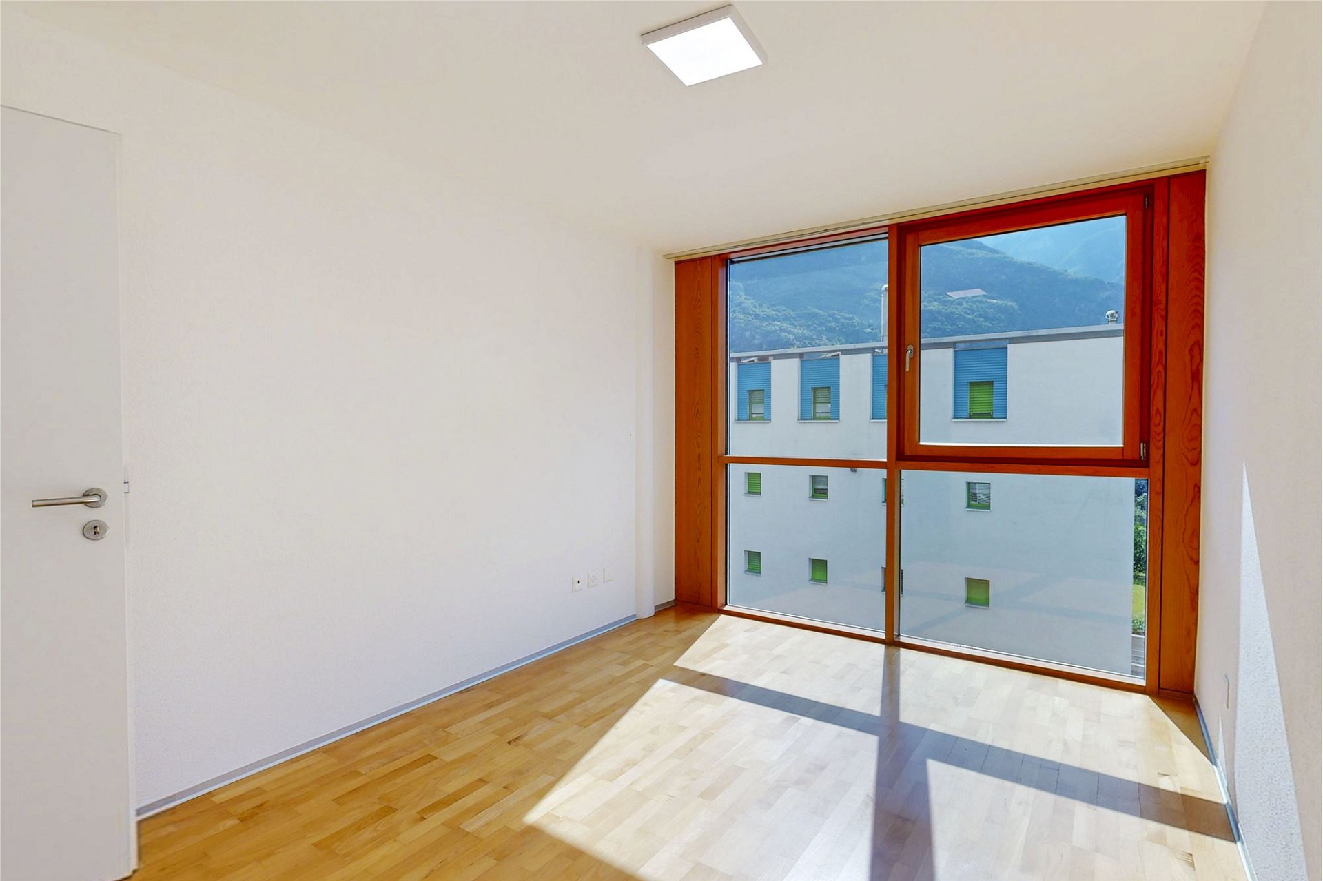 Heller, leerer Raum mit großem Fenster