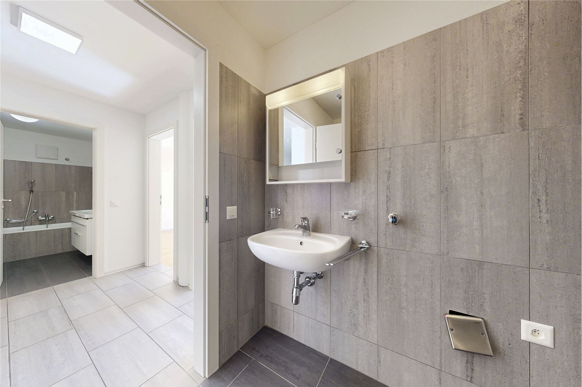 Modernes Badezimmer mit angrenzendem Flur