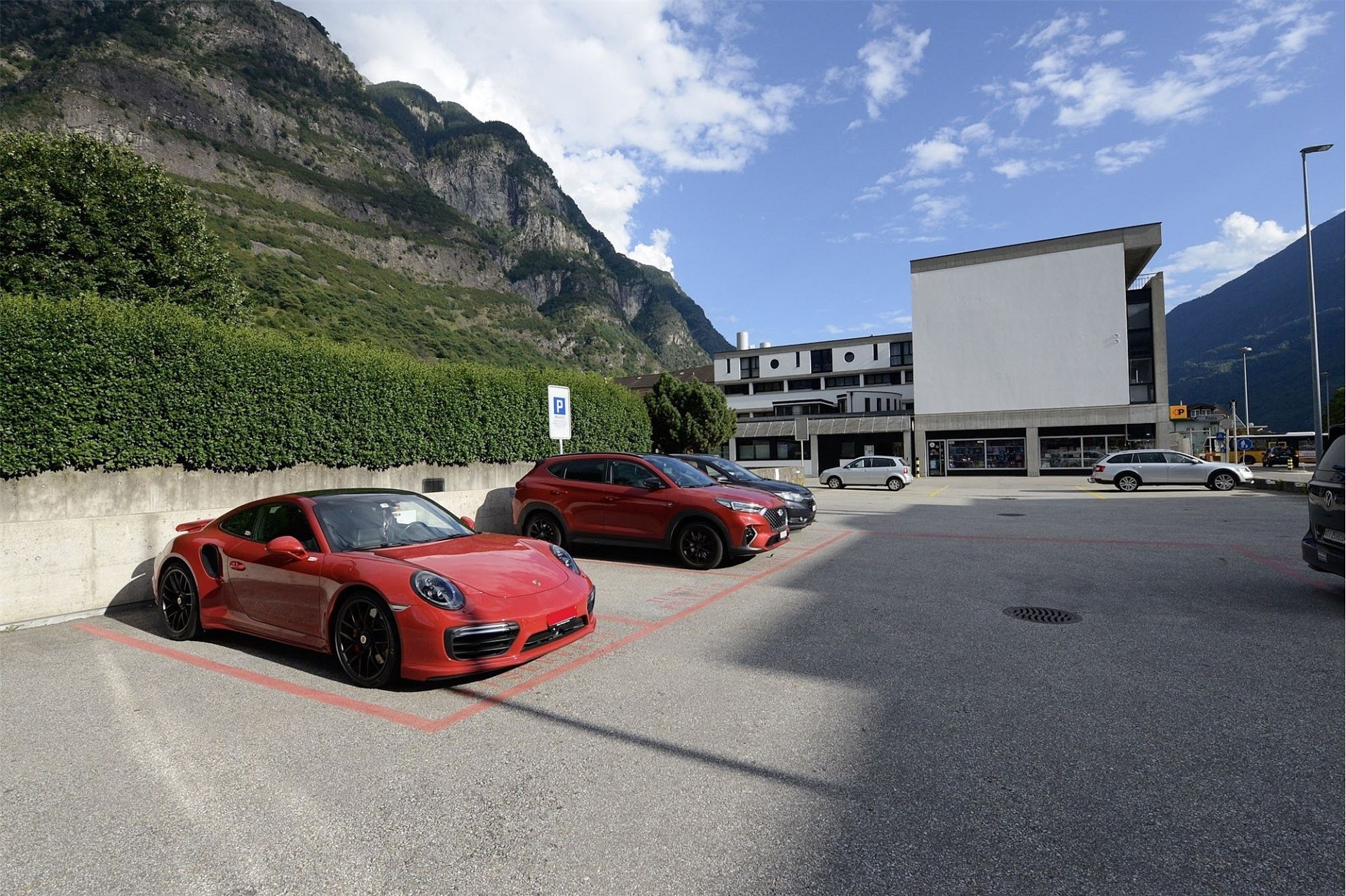 Parkplatz mit Bergkulisse