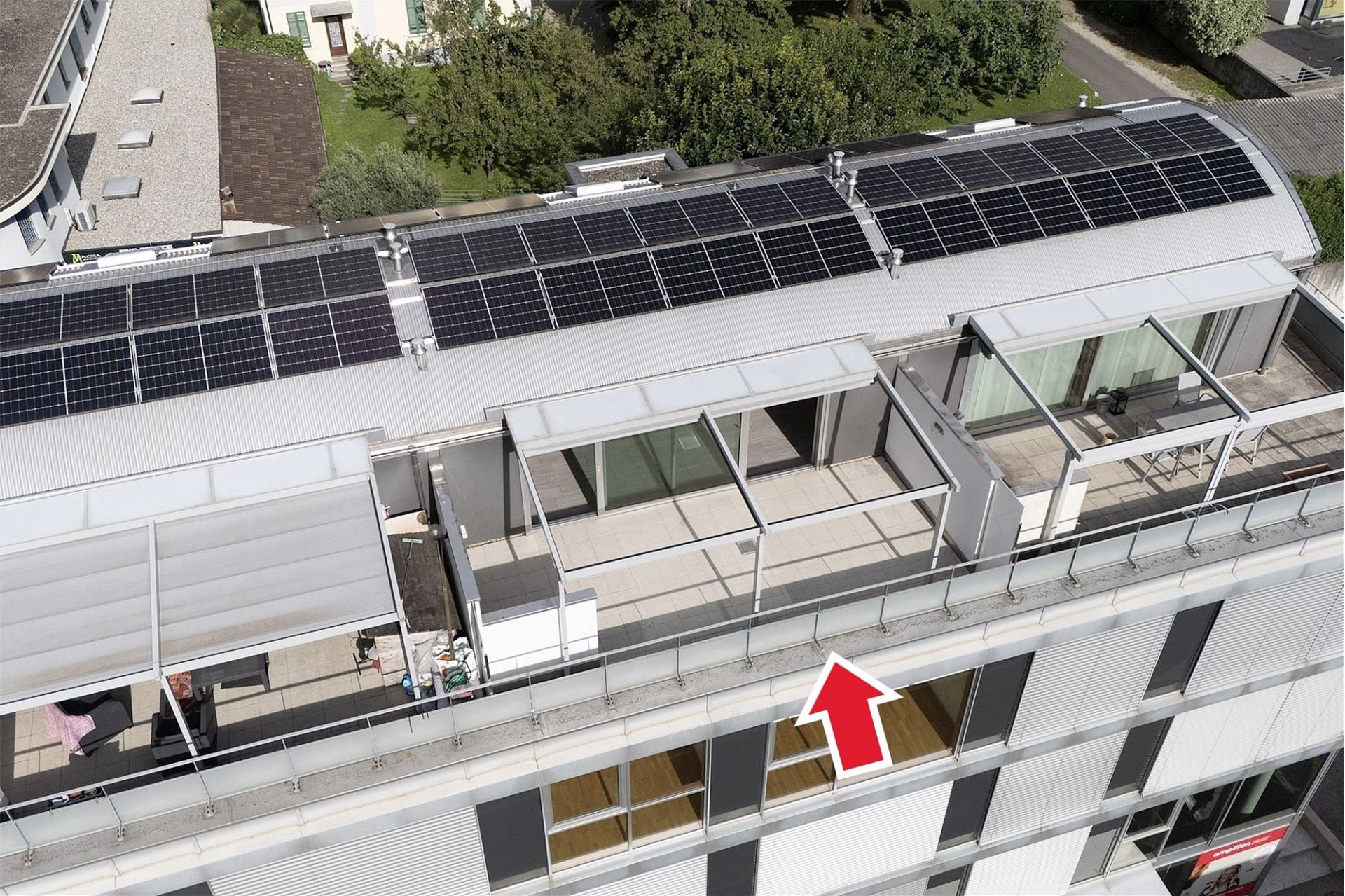 Dachterrasse mit Solarpaneelen