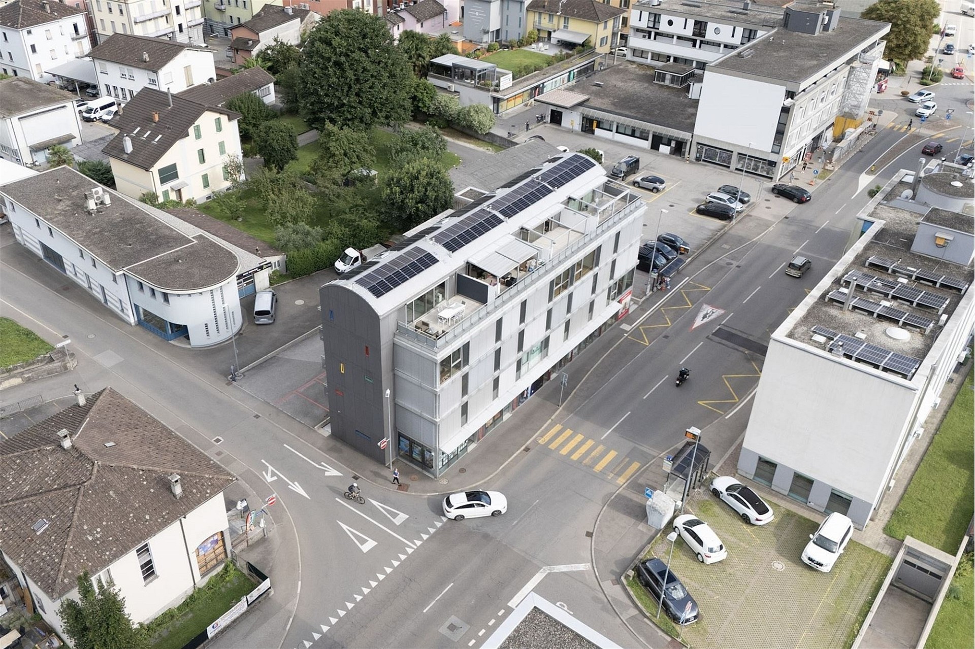 Luftaufnahme eines städtischen Gebäudekomplexes