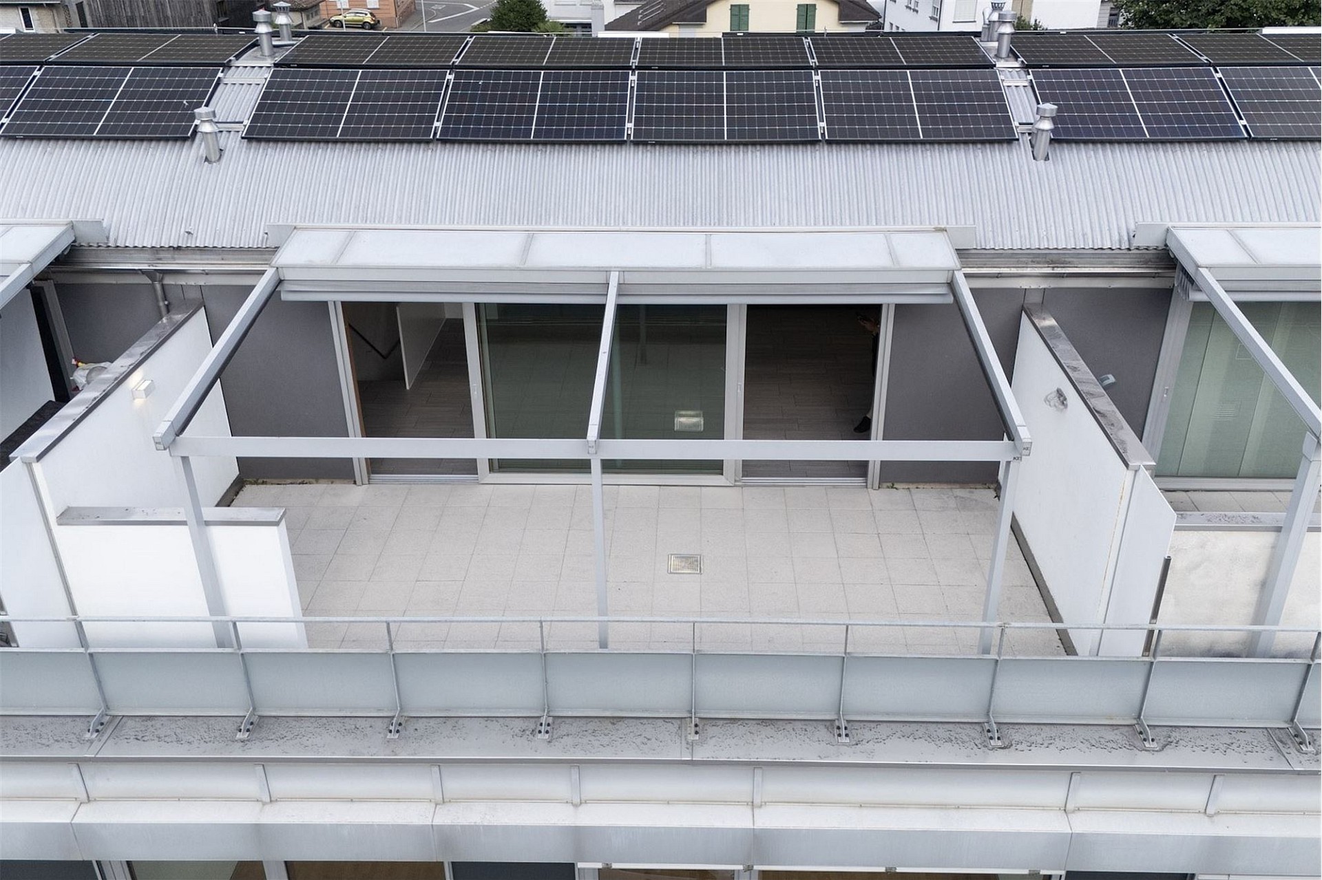 Dachterrasse mit Solarpaneelen