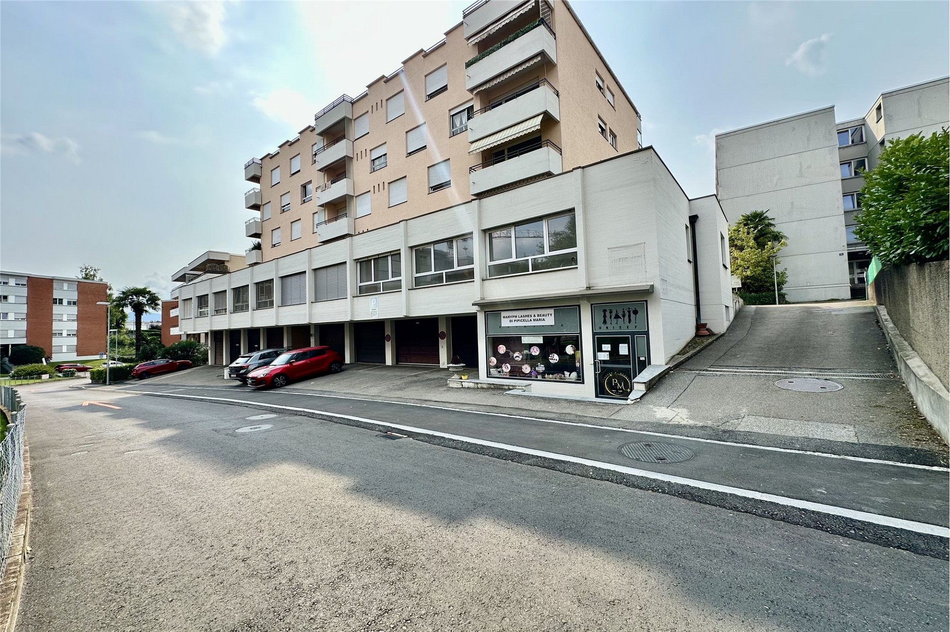 Wohnhaus mit Gewerbeeinheiten im Erdgeschoss