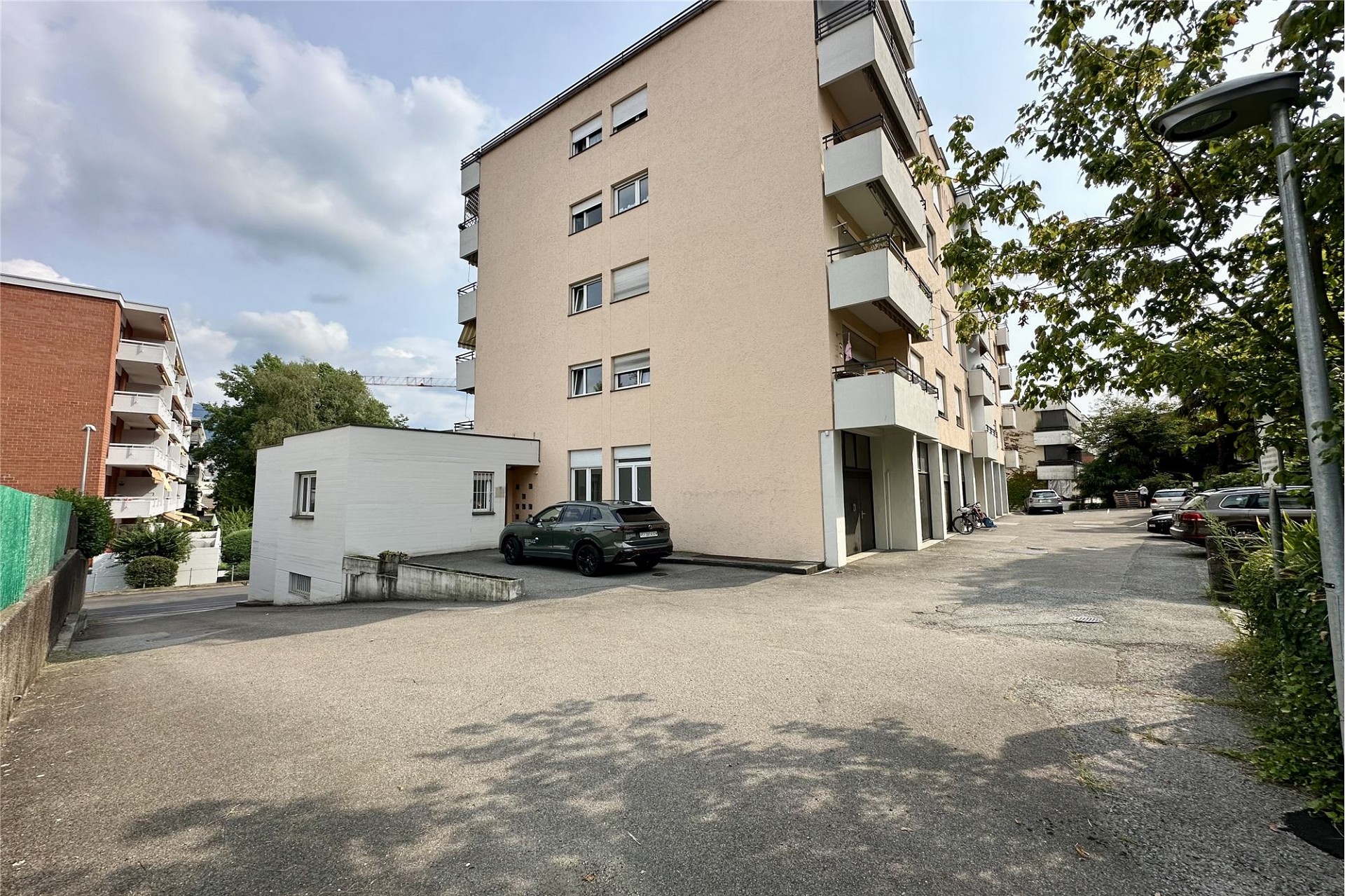 Mehrfamilienhaus mit Außenbereich und Stellplätzen