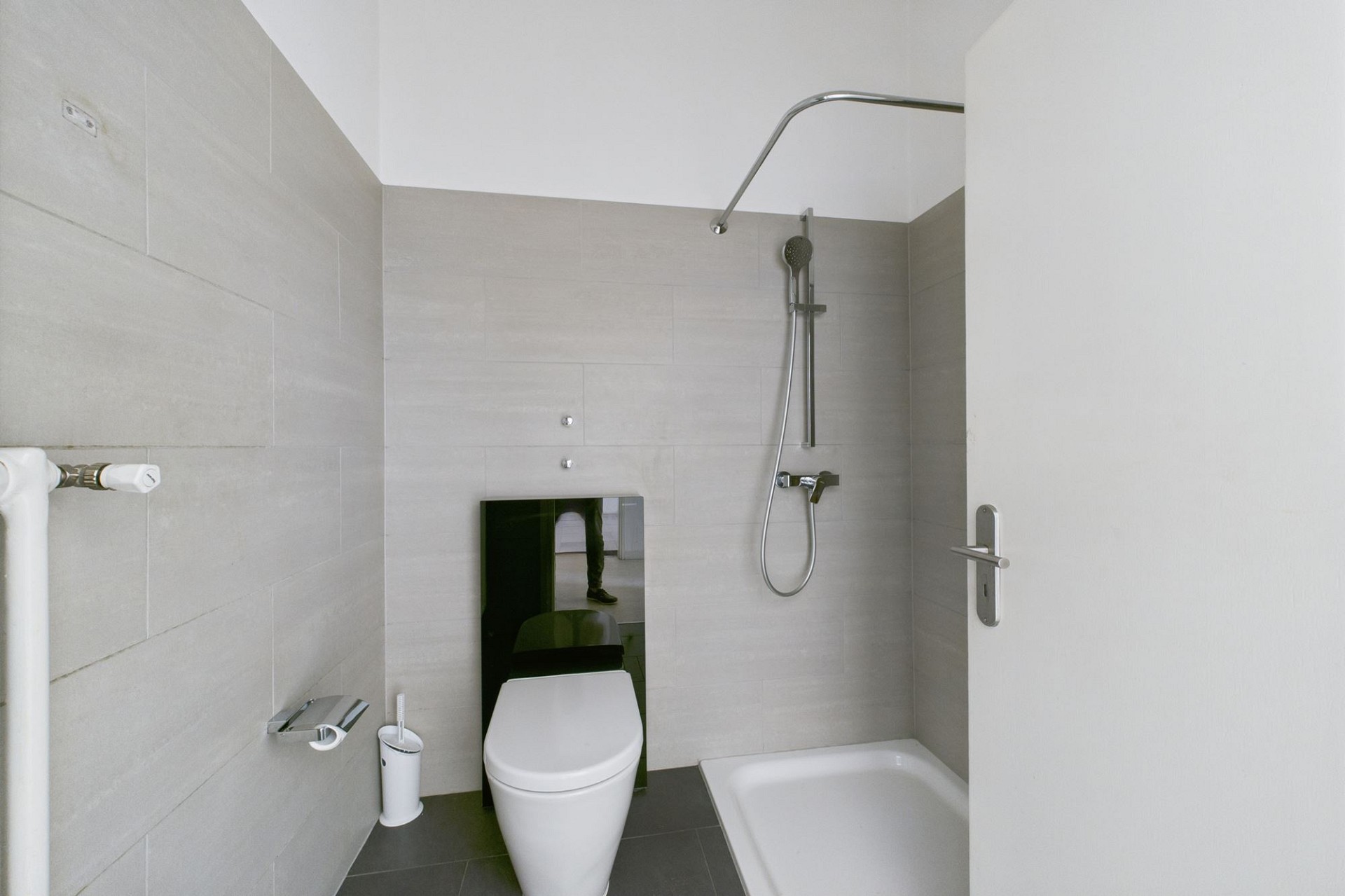 Modernes Badezimmer mit Dusche und WC