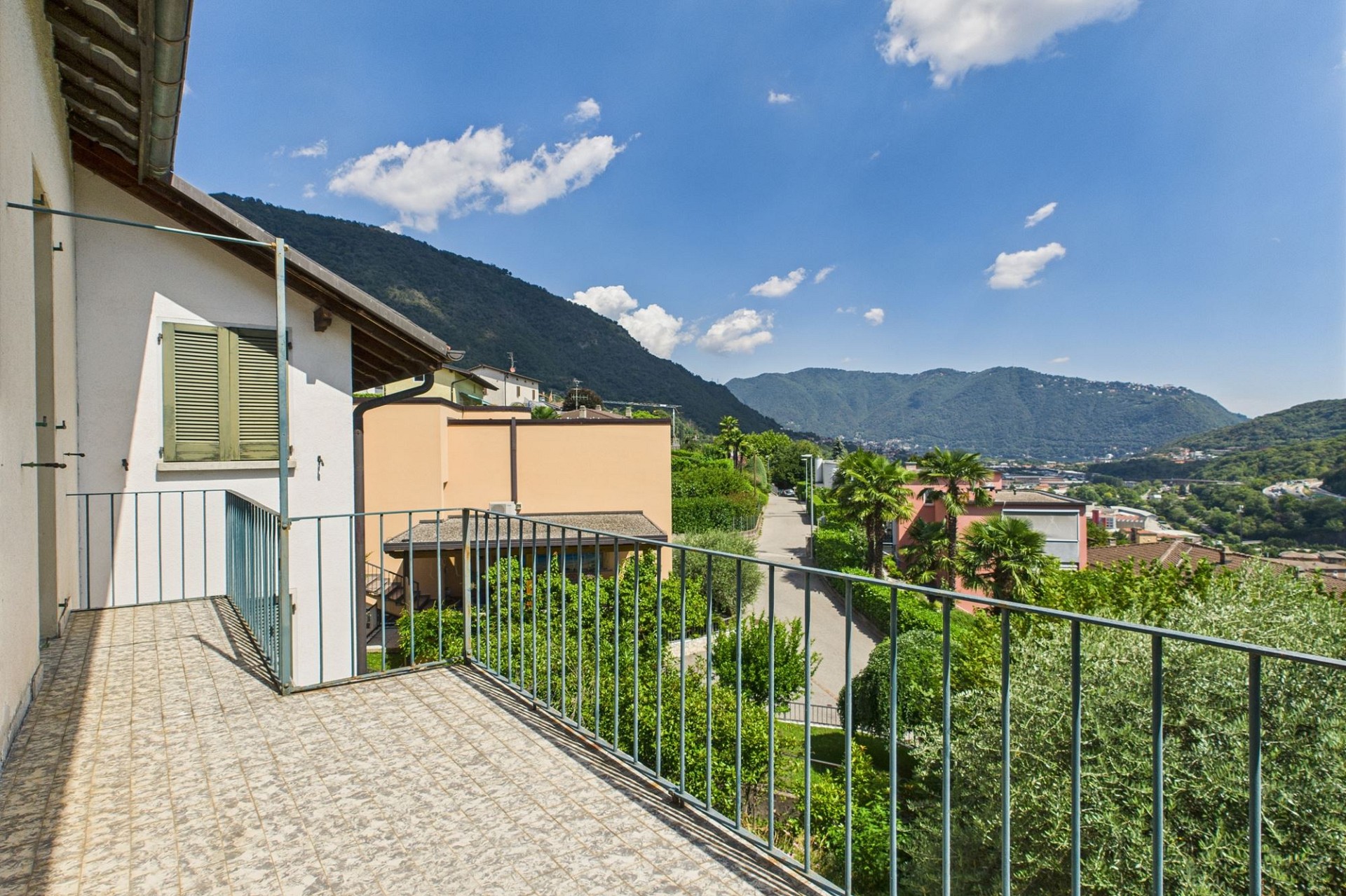 Balkon mit Bergblick