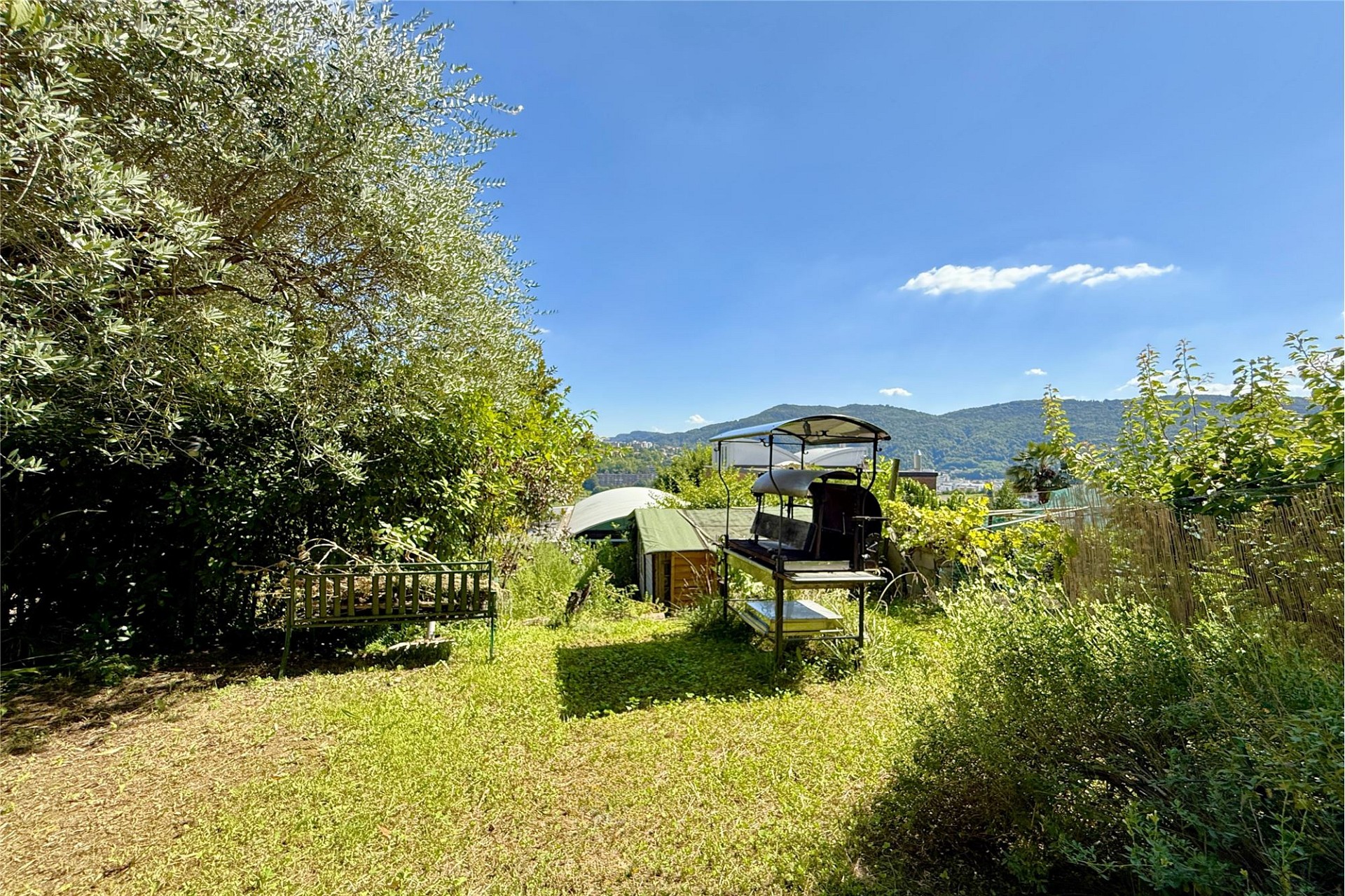 Garten mit Bergblick
