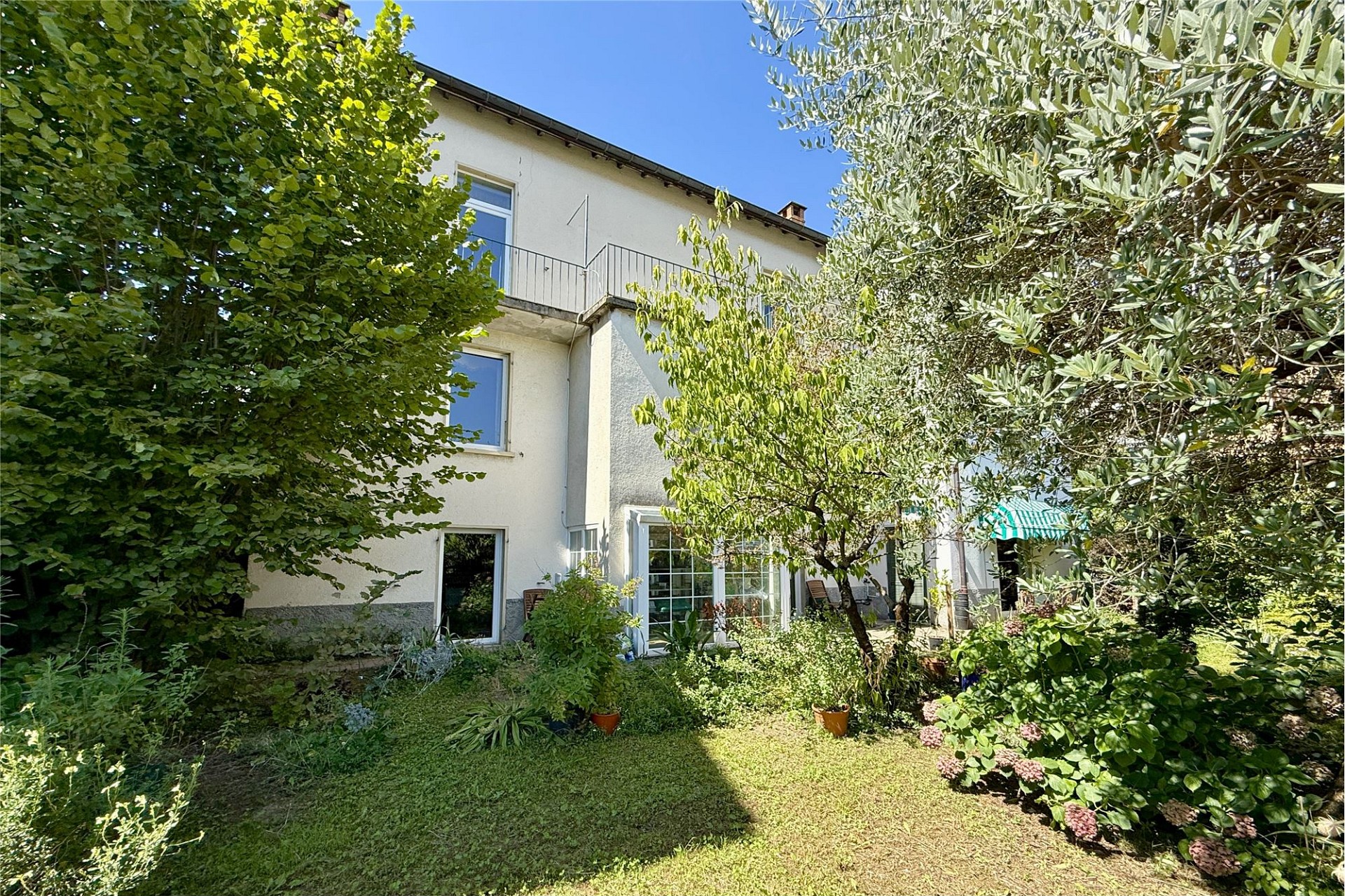 Haus mit grünem Garten