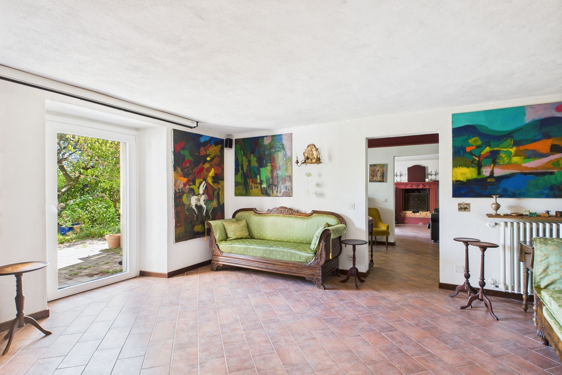 Wohnzimmer mit Kunst und Terrassentür