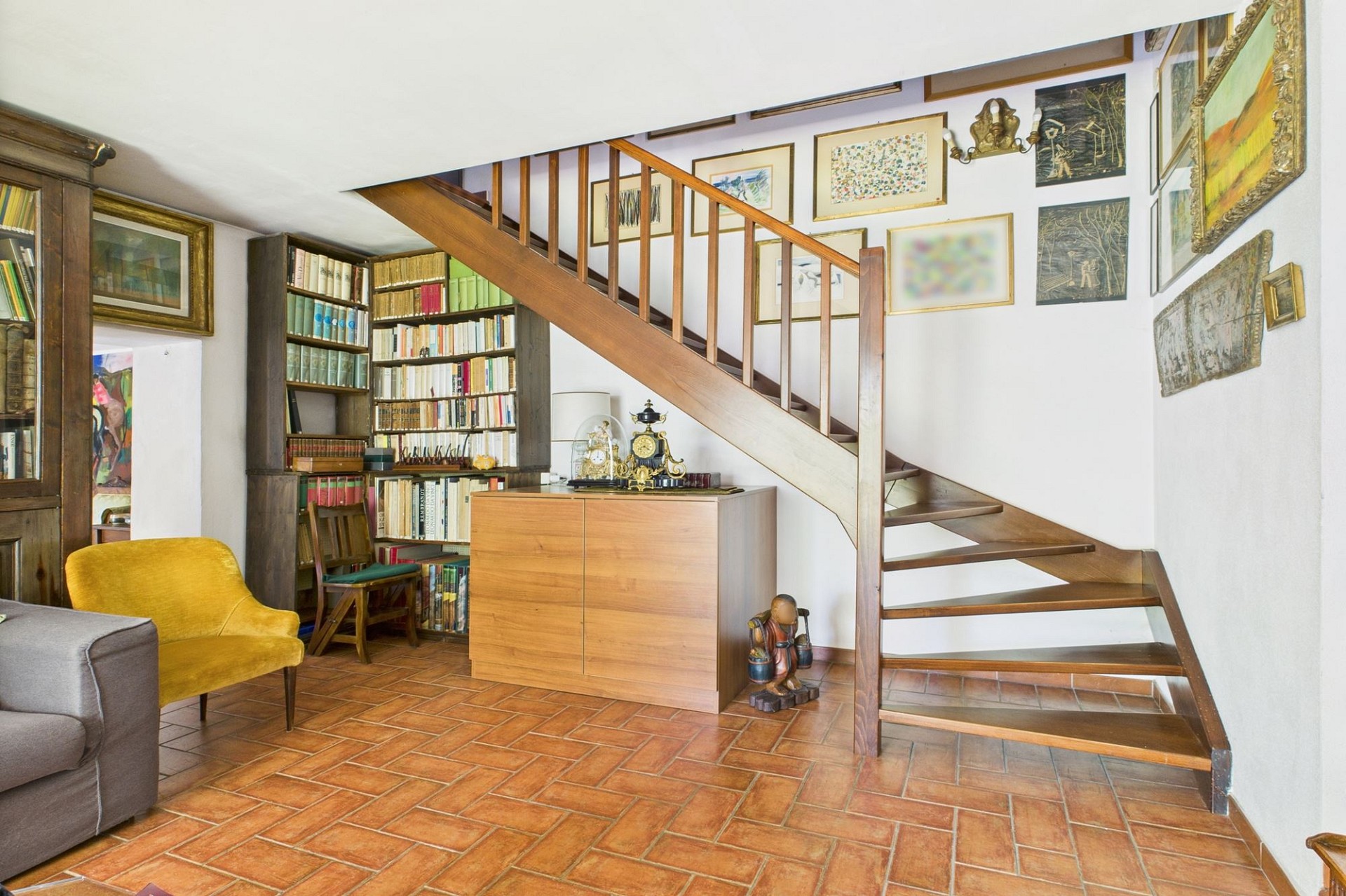Wohnbereich mit Treppe und Bücherregal