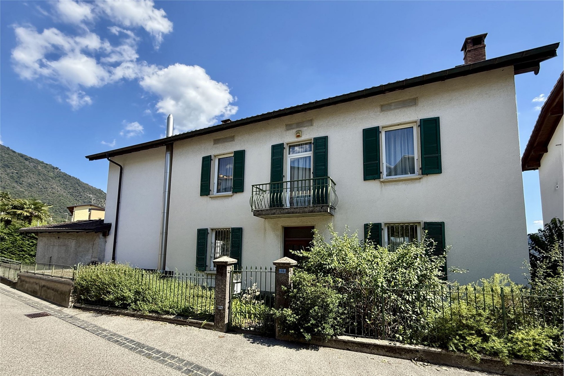 Wohnhaus mit Balkon und Garten