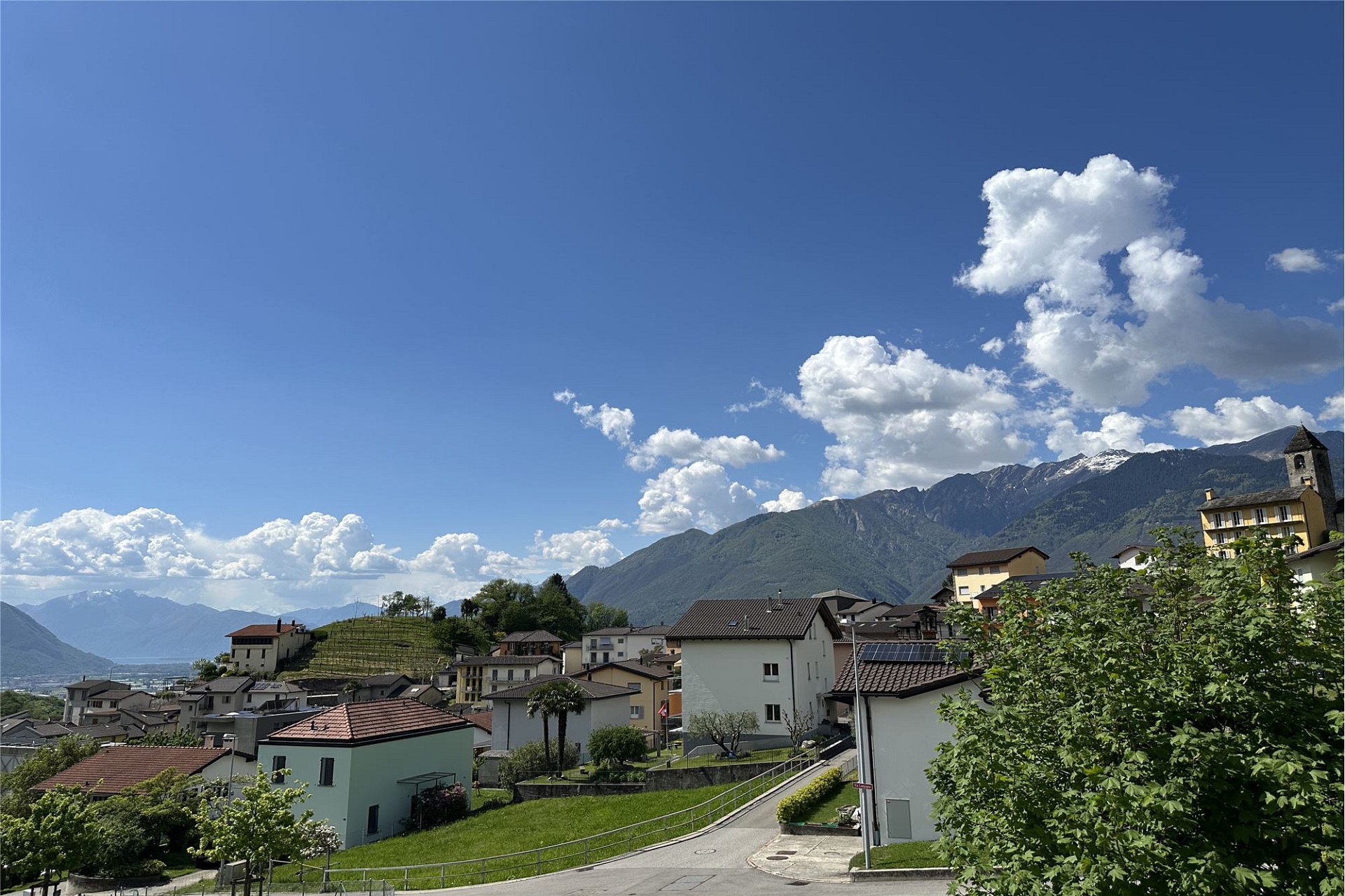 Bergort mit weitem Panoramablick
