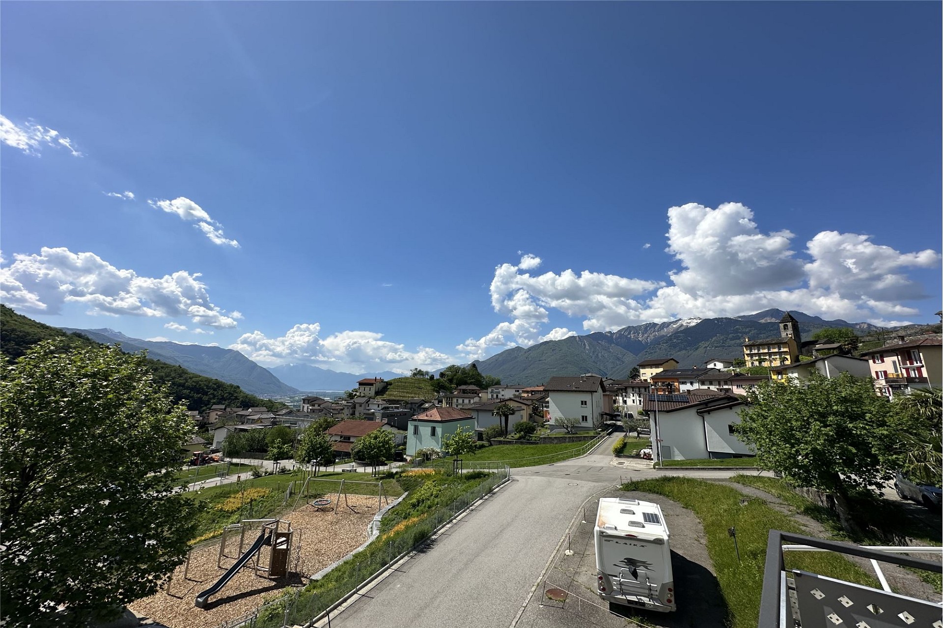 Bergpanorama über Wohnsiedlung