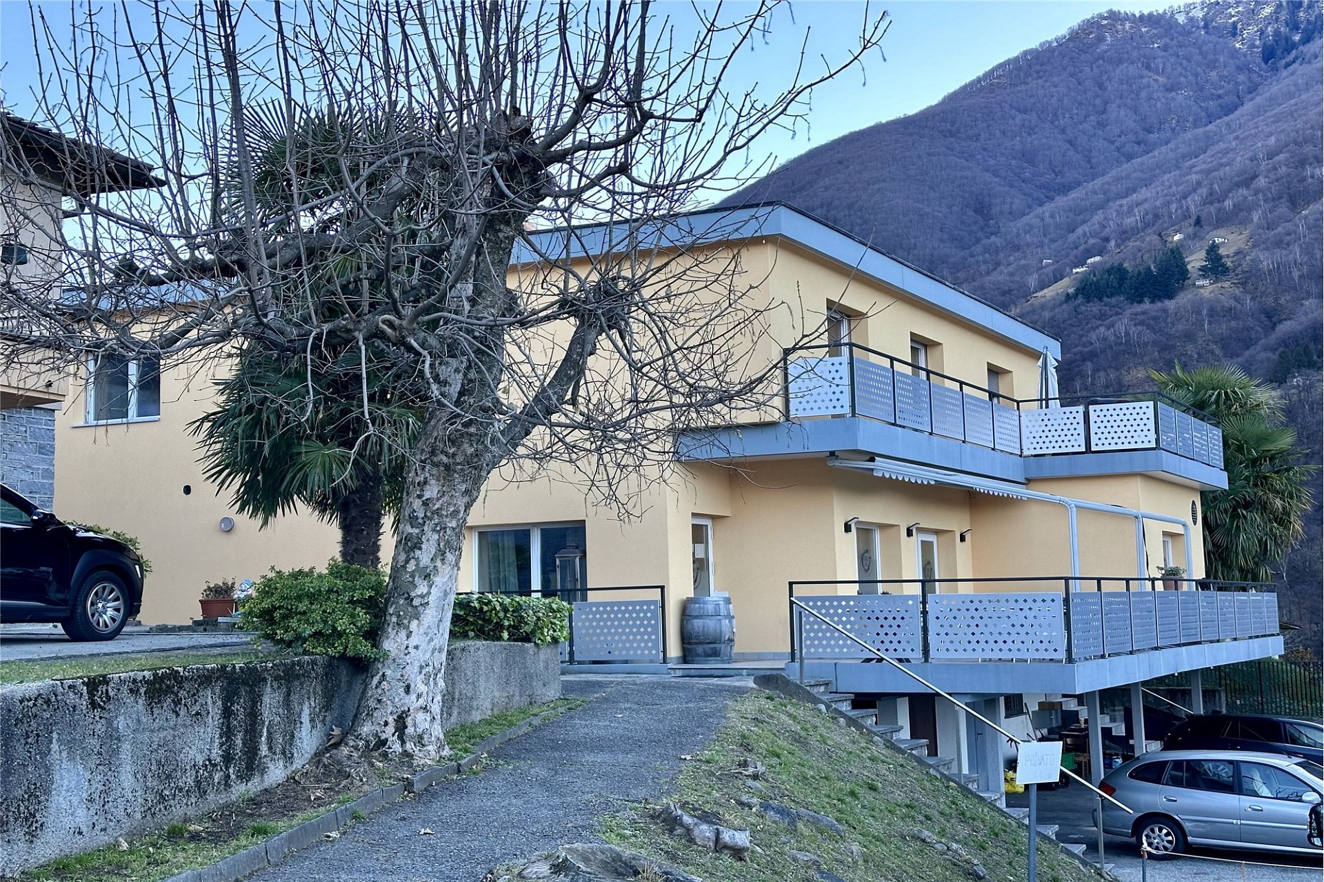 Mehrfamilienhaus in Berglage mit Terrassen und Balkonen