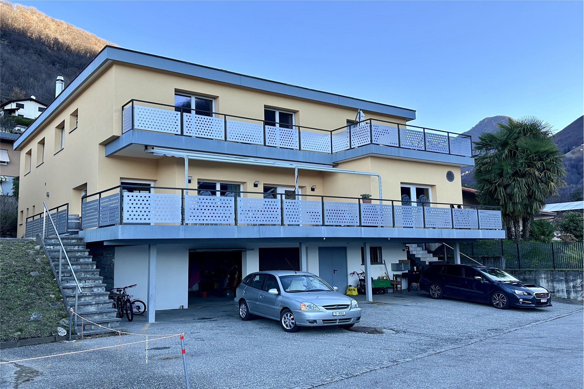 Mehrfamilienhaus mit Balkonen und Stellplätzen