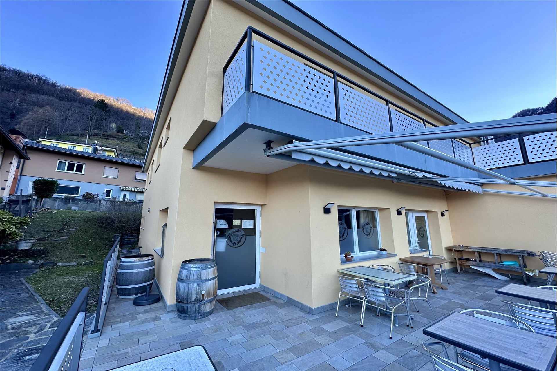 Außenansicht einer Terrasse mit Balkon